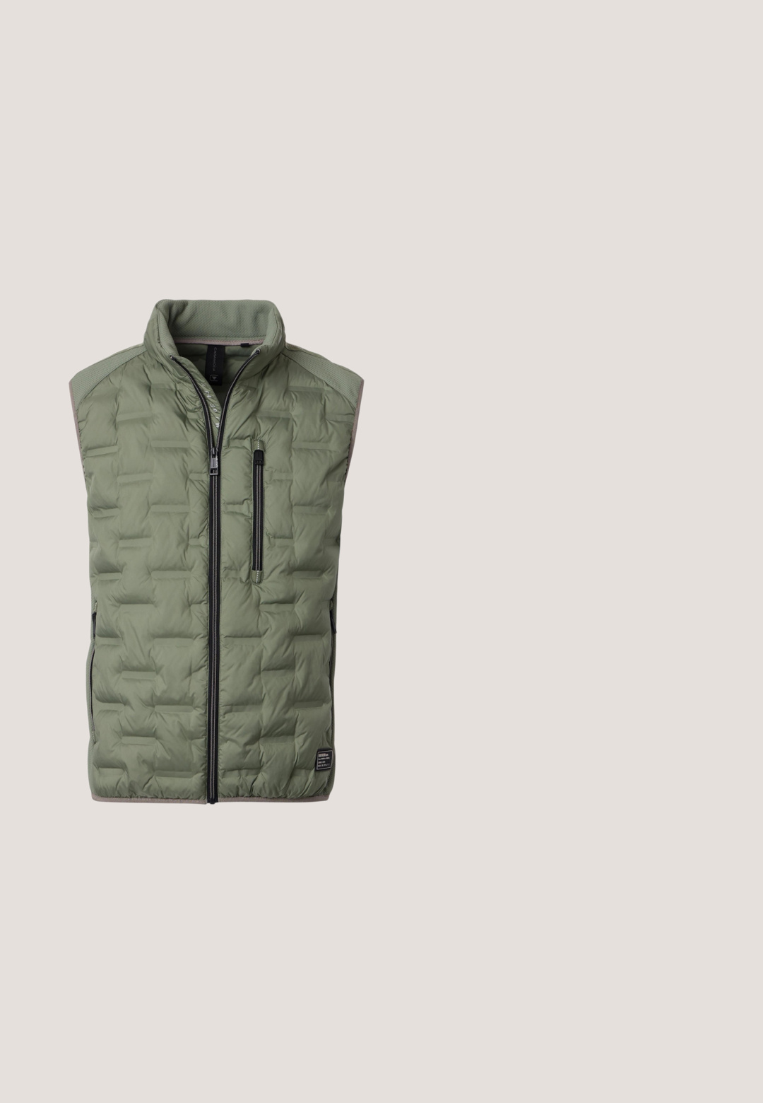 Gequiltte olijfgroene vest met hoge kraag, ritssluiting aan de voorkant en zijzakken; heeft gestructureerde schouders en reflecterende accenten.; Sweater met lange mouwen en ronde hals in gedempt groen, met geribbelde boorden aan de mouwen en zoom, plat neergelegd zonder zichtbare patronen of logo's.; Donkerbruine corduroy button-up shirt met lange mouwen en twee knoopzakken op de borst.; Licht olijfgroene broek van soepel, stevig materiaal. Heeft een knoop- en ritsluiting, zijzakken en een rechte pijpenontwerp.; Olijfgroene suède sneaker met witte veters, een gumzool, witte hielkap en het "FAGUO"-logo op het zijpaneel.; Ronde schildpadzonnebril met groene glazen en dunne pootjes, met het merk Tom Ford op het glas en het montuur.