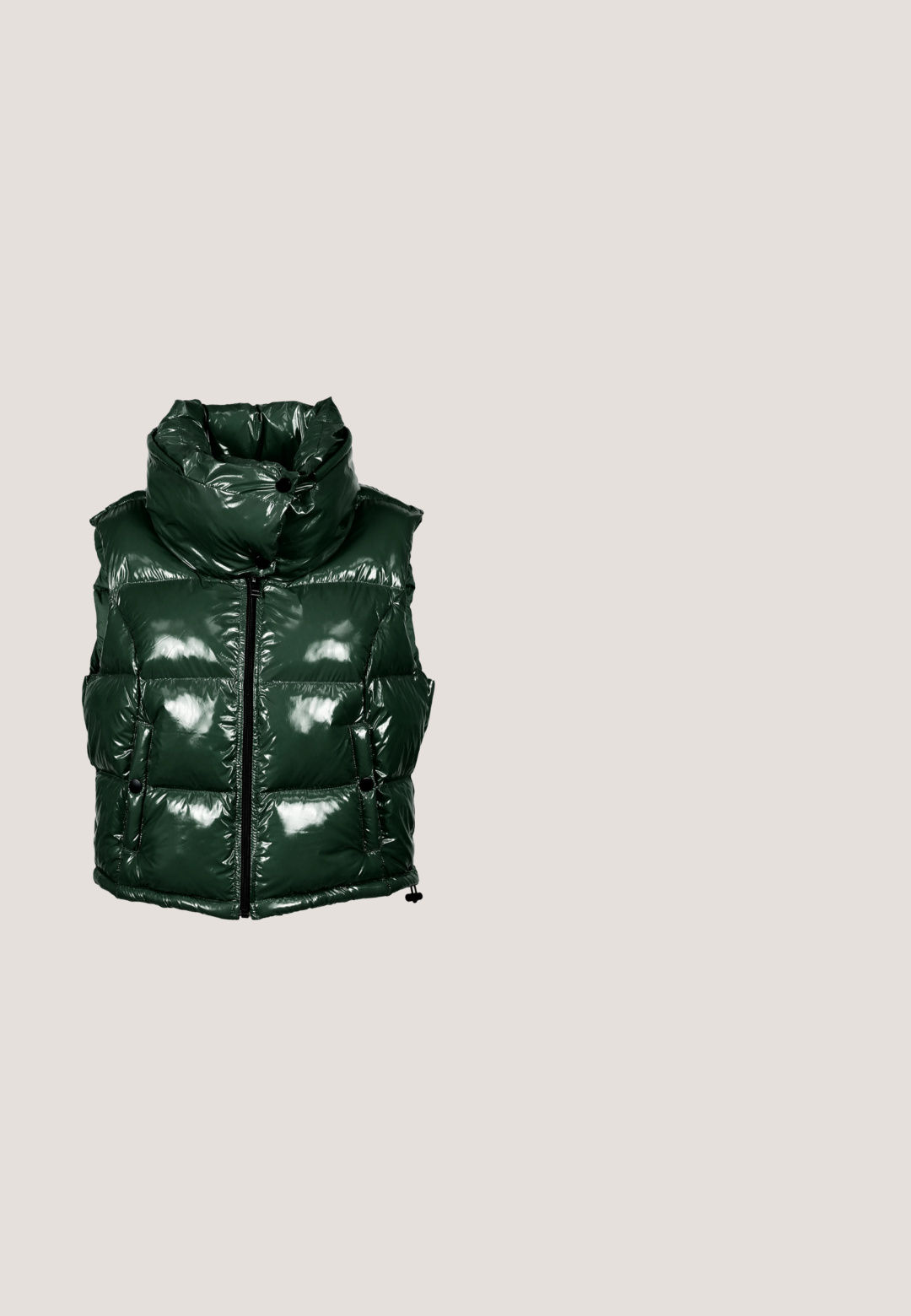 Groene gewatteerde vest met een glanzende afwerking, hoge kraag en ritssluiting. Bevat gestikte secties en twee zijzakken met drukknoopsluitingen.; Felgroene sweater met lange mouwen met zwarte graffiti-stijl tekst "No Sorry No Worry" aan de voorkant.; Neon groene katoenen t-shirt met korte mouwen en een ronde hals. Voorzien van zwarte geborduurde tekst "9N1M SENSE." op de borst.; Groene katoenen sweatpants met een grijze tailleband. Voorzien van zijzakken en witte tekstaccenten langs het linkerbeen. Strak bij de enkels.; Witte leren Nike Air Force 1 schoenen met groene accenten, veters en zool; met geperforeerde neus en gouden details op het vetergebied.; Kleine olijfgroene crossbodytas met meerdere met rits afsluitbare vakken en een klein schedel-en gekruiste beenderen embleem op het voorvak.