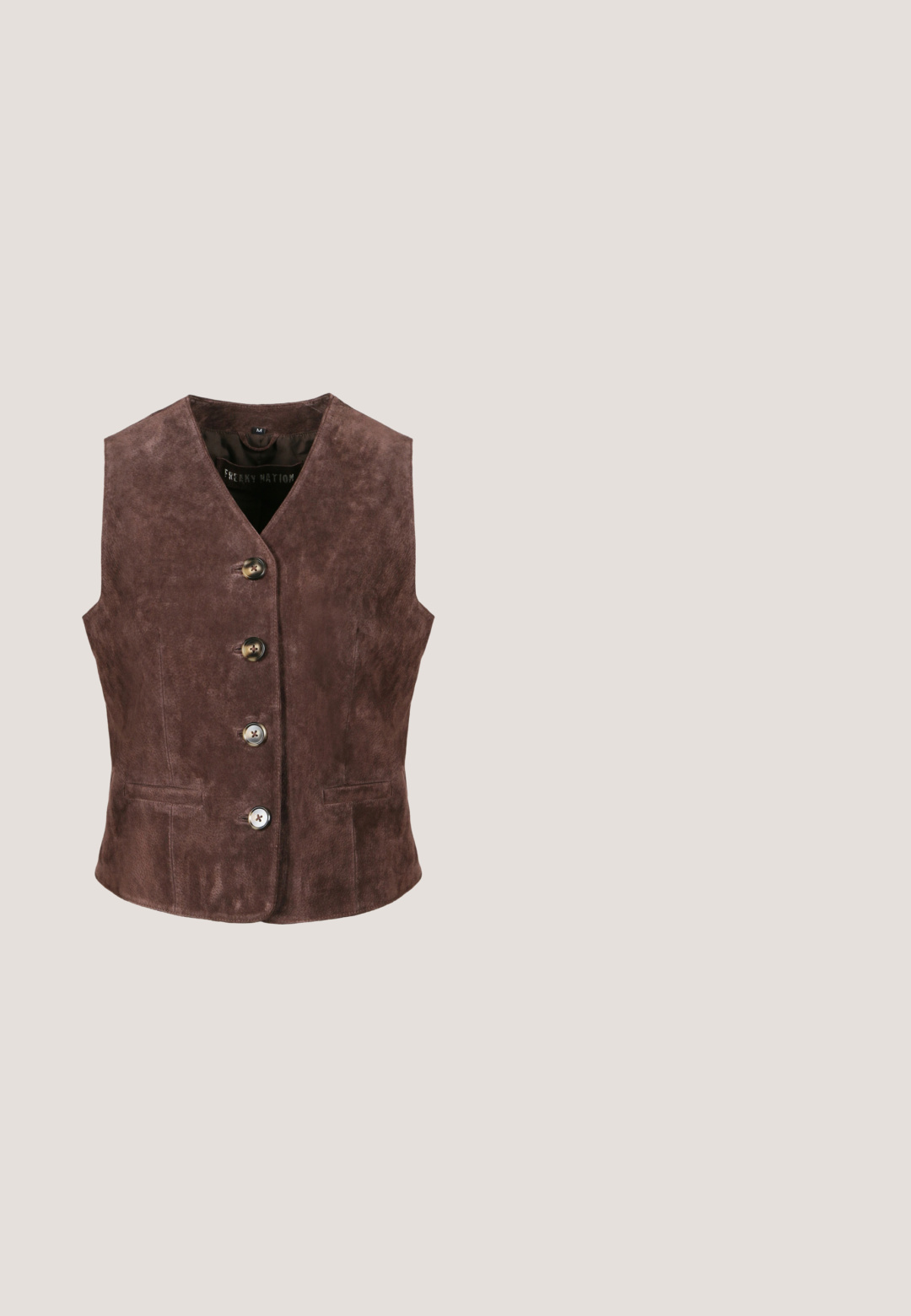 Brun ruskindsvest med V-udskæring, lukning med fem knapper og to sidelommer. Glat tekstur og en tætsiddende silhuet. Str. medium.; Mørkebrun ærmeløs top med draperet halsudskæring og rynkede sider, lavet af glat, strækbart stof. Ingen synlig hardware eller mønstre.; Beige paillet mini nederdel med lagdelt design, der har cirkulære pailletter og en blød elastisk talje for komfort og pasform.; Brune ruskind ankelstøvle med spids tå og en kraftig hæl. Overdelen er glat med et sømløst design og diskrete syninger.; Mørkebrun tekstureret læder crossbody-taske med justerbar rem og rektangulært spænde i guldfarvet metal på det forreste klap.; Delikat guldhalskæde med en lille dråbeformet vedhæng og en justerbar lås på en hvid baggrund.
