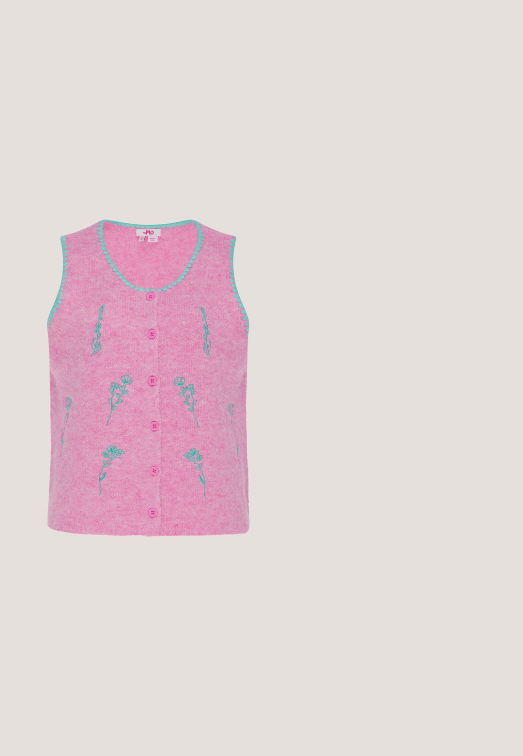 Roze mouwloos vest met knopen, met blauwgroene bloemrijke borduursels en een gegolfde rand langs de halslijn en armsgaten.; Mouwloos wit geribd topje met een teal ronde halslijn en roze mouwboorden, getoond tegen een witte achtergrond.; Gebreide shorts in off-white met een geribde tailleband, met een textuurcontrast tussen de boven- en ondersecties, afgewerkte randen.; Roze platform sandaaltjes met twee verstelbare banden, voorzien van een gestructureerd ontwerp en decoratieve beige stiksels. Dikke, geribbelde zool voor grip.; Geweven roze leren handtas met een verzamelde bovenkant en gouden hardware. Kenmerkt zich door een textuur met doorgestikte oppervlakken voor extra detail.; Roze en blauwe gevlochten verstelbare armband met een hartvormige bedel in goudkleur, omlijst door heldere kristallen en een merkgesloten schuifsluiting.