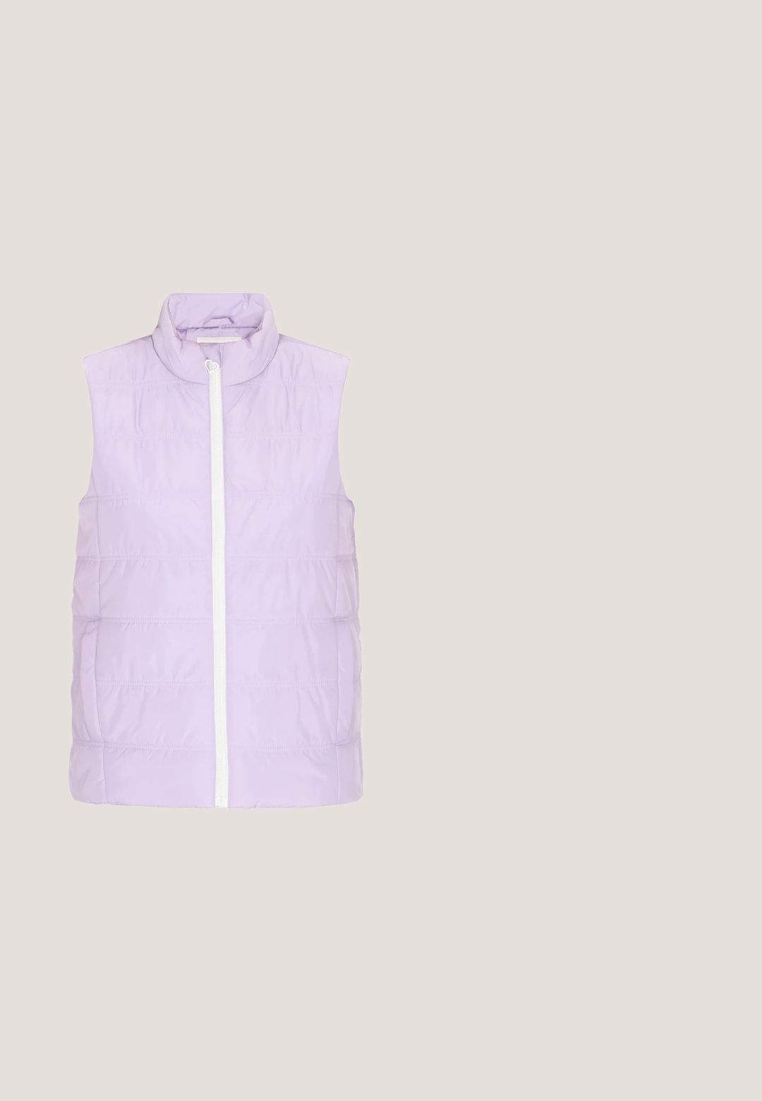 Chaleco acolchado lila con cuello alto, cremallera frontal y patrón de acolchado horizontal. Fabricado en tela ligera, sin mangas.; Chaleco de punto sin mangas color lila con cuello redondo y etiqueta Saint en el cuello, mostrado sobre un fondo blanco.; Pantalones cortos de lavanda clara hechos de una tela suave, con una cinturilla elástica y un corte relajado, presentando un diseño simple y sin adornos.; Zapatilla deportiva de ante en tonos lavanda y lila con logotipo geométrico blanco, suela blanca gruesa y suela exterior estriada color goma, vista desde el lado izquierdo.; Bolso de hombro de imitación de piel lila con forma curva, bolsillo con cremallera y correa ajustable que presenta la palabra "EXPATRIÉ" en un patrón sutil.; Pulsera de cuentas moradas con piedras de amatista facetadas, acentos en tono dorado y un cierre tipo langosta con cadena ajustable.