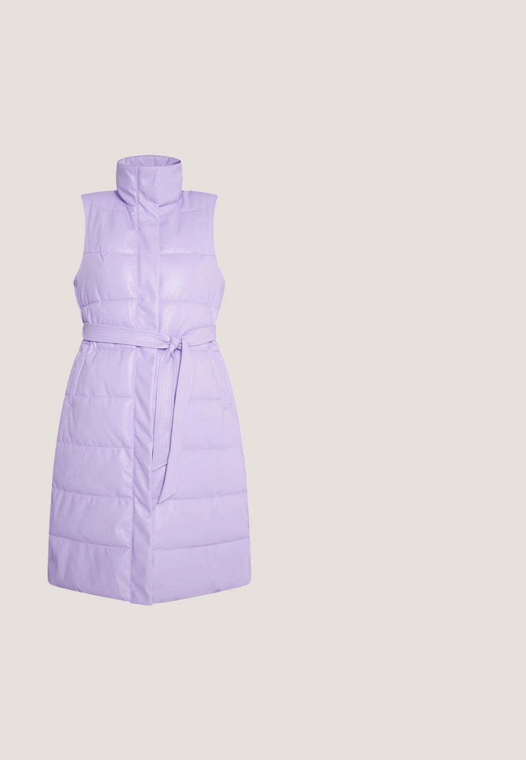 Lavendel puffer vest med høj krave, bælte i taljen og quilted tekstur. Har sidelommer og glat finish.; Lilla fleece-hoodie med en struktureret overflade, snoretræk i hætten, forlommer og ribbede manchetter og kant. Har et logo i sort syning.; Lyserød bomulds t-shirt med kortærmer og rund halsudskæring. Har et simpelt broderet logo i hvidt på forsiden.; Urban Classics Træningsbukser - softpink; Sportssko med et mesh-overdel i hvid og pink, polstret sål, fleksible snørebånd og en forstærket hælflap for ekstra støtte.; Lyserød quiltet tote bag med to håndtag, der har et rektangulært mærke på siden, som står "STUDIO BERLIN." Blød tekstur og generøs størrelse.