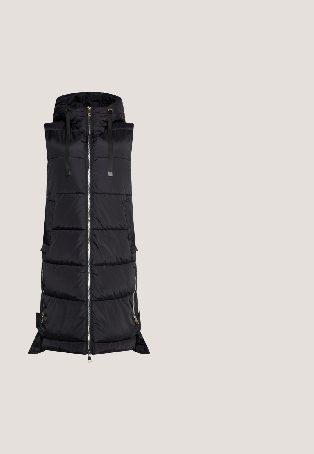 Zwarte gewatteerde bodywarmer met een capuchon, voorzien van een volle rits aan de voorkant, zijzakken en verstelbare koordjes. Soepele textuur en modern ontwerp.; Grijs cropped hoodie gemaakt van zachte stof, met een voorzak, verstelbare trekkoorden en geribbelde manchetten.; Zwarte tapershorts gemaakt van zachte stof met een elastische tailleband en verstelbaar trekkoord. Voorzien van zijzakken en een gladde textuur.; Sportieve sneakers met een mix van grijs suède en zwart faux leer, met een textuur aan de zijkant en een witte rubberen zool. Zwarte veters en merklogo.; Grijze slangenprint heuptas met een ritsluiting, ontworpen in een gebogen vorm, met een verstelbare band en een logo-accent.; Breil FLOW - Oorbellen - silver-coloured