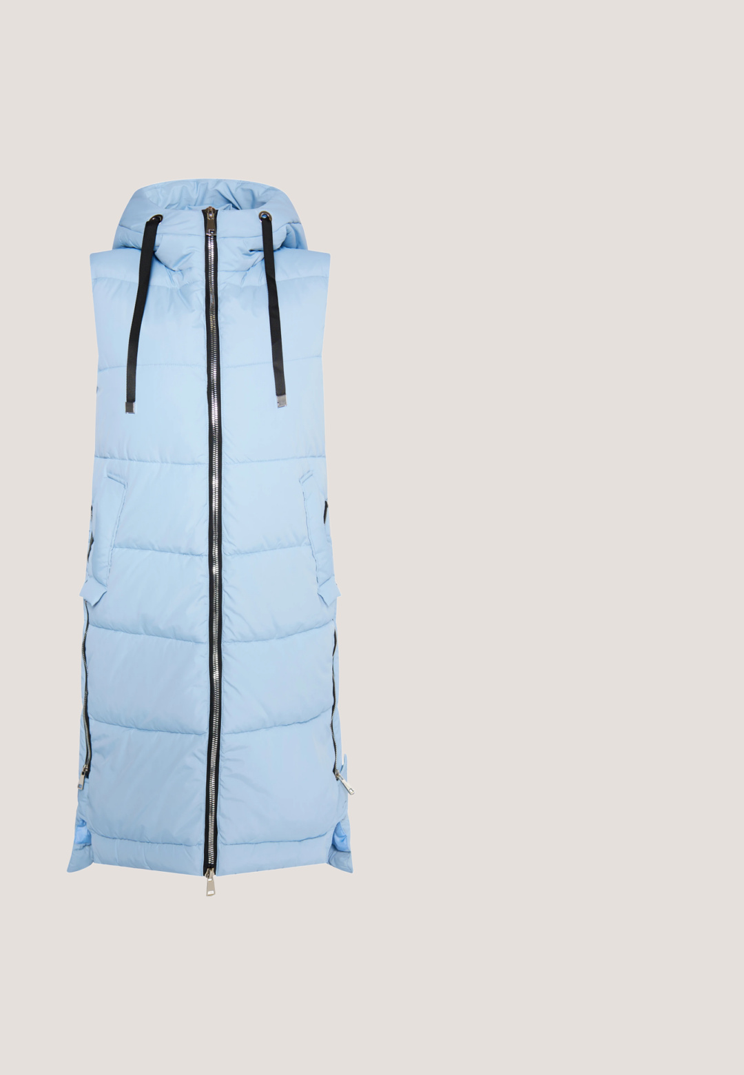 Gevoerde mouwloze jas in lichtblauw met een capuchon, voorzien van een ritssluiting aan de voorkant, twee zijzakken en zwarte accenten op de ritsen.; Lichtblauwe hoodie van zachte stof, met een trekkoord in de capuchon, ribgebreide manchetten en zoom. De hoodie heeft een relaxed fit en minimale details.; Lichtblauwe sweatshirt met korte, opgeblazen mouwen, ronde hals en een ontspannen pasvorm. Gladde textuur met een ribbelboord aan de taille.; Lichtblauwe sweatpants met elastische tailleband en boorden, rechte pasvorm, zonder zichtbare logo's of zakken.; Lichtblauwe sportschoenen met een gradient ontwerp, textuur bovenwerk en rubberen zool. Voorzien van vetersluiting en een trekband op de hiel.; Hexagona Heuptas - bleu ciel