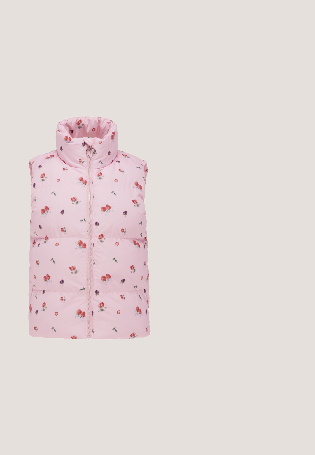Lyserød polstret ærmeløs vest med små røde og lilla blomster og en lynlåstrækker foran med hjerteform.; Lyserød t-shirt med korte ærmer, rund bordeaux hals og stribede detaljer på ærmerne. Lavet af blødt materiale med en afslappet pasform.; Urban Classics Træningsbukser - softpink; Lyserød ruskindsneaker med hvide snørebånd og en beige gummisål. Har en rund form og en glat tekstur med syningsdetaljer.; Lyserød læder crossbody taske i rund form med guld lynlås og justerbar skulderrem. Har præget logo på forsiden.; Justerbart armbånd med lyserød snor, gyldne ender og lås, med en lyserød sommerfuglvedhæng med sort kontur.