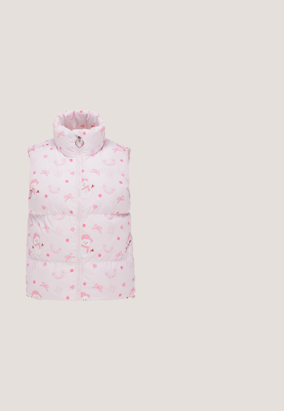 Rosa Kinder-Steppweste mit Reißverschluss und herzförmigem Reißverschlussanhänger, verziert mit Schneemännern, Herzen, Schleifen und Schneeflockenmustern.; Helles rosa Sweatshirt mit langen Ärmeln aus weichem Material. Mit einem kleinen gestickten Herz auf der linken Brust. Rippbündchen am Kragen und an den Ärmeln.; Rosa, weiche, locker sitzende Sweatpants mit elastischem Bund, Kordelzug und zwei frontalen Taschen. Strukturierter, lässiger Stil.; Rosa Sneaker mit Obermaterial aus Leder und Wildleder, weißer Gummisohle, abgerundeter Zehe, sechs Ösen und Logodetail an der Ferse.; Translucente rosa Handtasche mit kreisförmigen Durchlöcherungen und silbernen Nietenverzierungen. Verfügt über einen runden Henkel und einen Verschluss mit Klappe auf der Vorderseite.; Bunte herzförmige Bonbon-Anhänger in Pink und Grün mit Text, akzentuiert durch goldene Links und klare Kristalle, verstellbar mit einem Herzverschluss.
