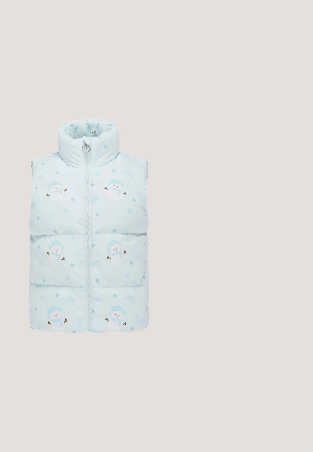 Lichtblauw gewatteerd mouwloos jasje met sneeuwpop- en polkadotprint en een rits met hartvormige trekker.; Lichtblauwe sweatshirt met horizontale crèmekleurige strepen, ronde hals, losse pasvorm en zwarte geborduurde tekst "Oui" op de borst. Van katoen.; Lichtblauwe joggingbroek van zachte stof, voorzien van een taille met trekkoord, elastische boorden bij de enkels en subtiele logo-borduring aan de voorkant.; Lichtpaarse en blauwe canvas sneakers met witte veters en rubberen zolen, met een logo aan de zijkant en contrasterende kleurpanelen.; Lichtblauwe schoudertas van een zachte, textuurstof. Kenmerkt zich door een geplooide voorzak, een verstelbare strap en een toggelsluiting.; Verstelbare armband met kleine ronde turquoise en gouden kralen met een gouden duifbedel aan een lichtblauw koord.