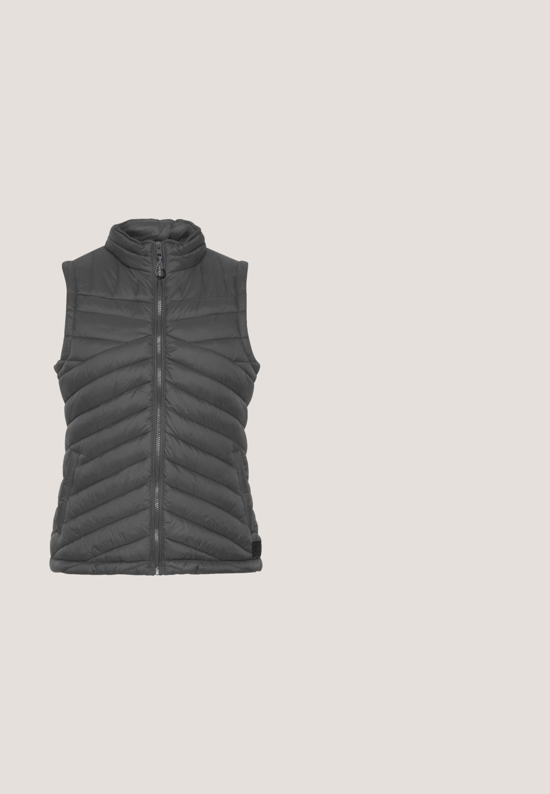 Grijze gewatteerde gilet met een hoge kraag, voorzien van een rits aan de voorkant en een chevron-quiltontwerp, gemaakt van lichtgewicht, gevoerd materiaal.; Charcoal grijze hoodie gemaakt van zachte stof met een voorzak, verstelbare trekkoord en accenten van bruin leer op de capuchon.; Lichtgrijze lange mouwen coltrui gemaakt van zachte stof. Kenmerkt zich door een ontspannen pasvorm en een minimalistisch ontwerp met subtiele stikdetails.; Cargo broek in donkergrijs katoen met een rechte snit. Bevat twee zijzakken en een knoopsluiting. Duurzame stof met een lichte textuur.; Zwarte lage sneaker met beige veters, zool en hiel detail, voorzien van een gevoerde kraag en gesegmenteerde buitenzool voor flexibiliteit.; Zwarte crossbodytas met verstelbare riem, ritssluiting en bruine lederen accenten op de riem en onderrand.