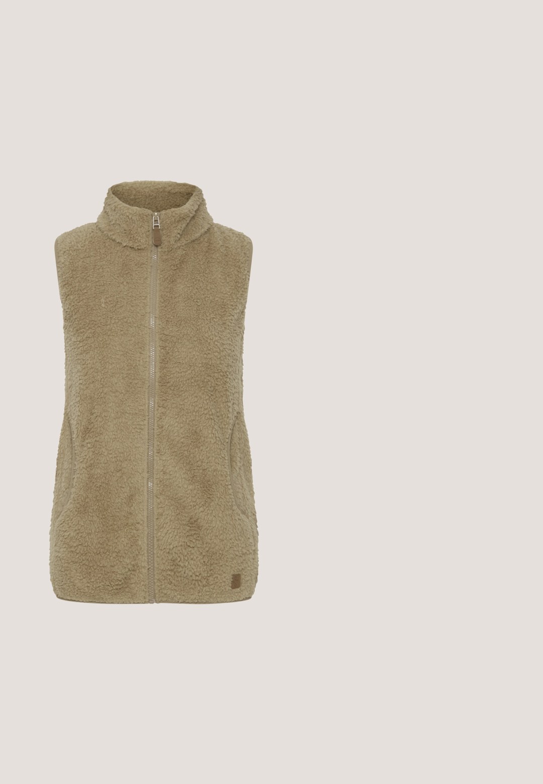 Oxmo OXTHERI TEDDY - Vest - sand; Beež zip-up kapuutsiga dressipluus, millel on reguleeritav kapuuts, soonikkoes varrukad ja esikotike. Pehme tekstuur ja lõdvestatud istuvus, sobilik igapäevaseks kandmiseks.; Fransa FRAURORA PU - Lihtne T-särk - whisper white; Beežid dressipüksid elastse vöökoha ja nööriga. Tihedad varrukad pahkluul. Valmistatud pehmest, tekstureeritud kangast.; Beige sportlik jalats tekstureeritud ülemise osa, paelte ja toetava kannaelemendiga, puidust pinna kohal, rohelise lehestiku taustal.; Kollane puffertasku, millel on sile ja läikiv tekstuur; varustatud pika reguleeritava rihmaga ja lukuga pealmise osa ning sisaldab brändingu sildi.