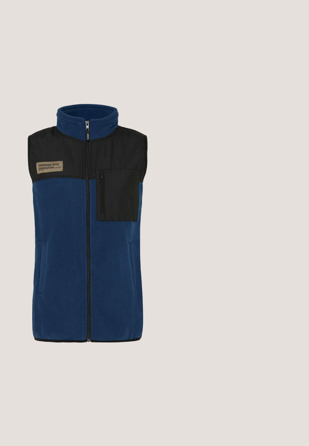 Fleecevest med blå krop og sort overdel. Har en høj krave, frontlynlås, sidelommer og en lynlåslomme på brystet.; Lysblå langærmet crop top med raglanærmer, der har farverige vandrette striber i rød, gul og creme over brystet.; Blå casual bukser med knaplukket klaplomme, bæltestropper og opbukket kant, vist mod en hvid baggrund.; Whistler FAMTIN - Sneakers - arona; Lysblå snørrepose lavet af nylon, med en struktureret form, to skulderstropper og et rundt logo på fronten.; Sølv kædearmbånd med en blå ballonhund vedhæng, glat overflade og en hummerklips med en kort justerbar forlængelse.
