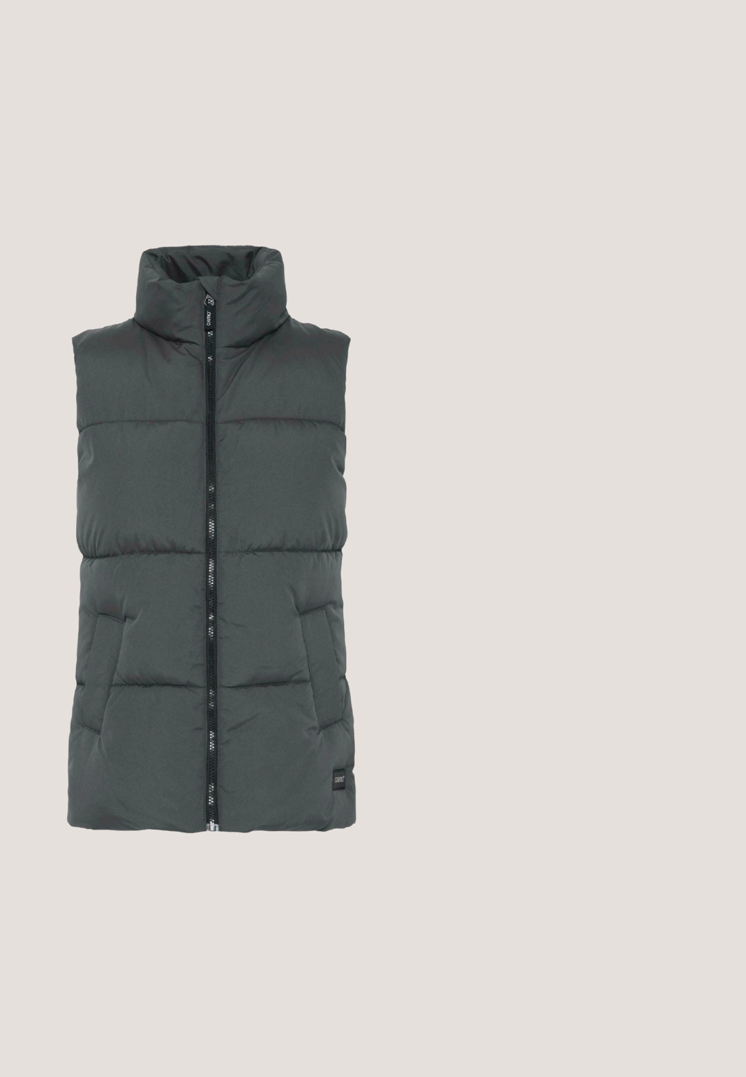 Donkergrijze puffervest met hoge kraag, rits aan de voorkant en twee zijzakken. Voorzien van een gestikte design en een merketiket aan de onderkant.; Lichtgrijze hoodie met zak aan de voorkant, geribde boorden, tailleband en kleine subtiele tekst op de borst in het midden.; Lichtroze t-shirt met korte mouwen van katoen, met een kleine ronde smiley-gezicht grafiek op de linker borst. Zachte textuur en standaard pasvorm.; Grijze sweatpants met een elastische tailleband, taps toelopend ontwerp, zachte textuur en zonder zichtbare patronen of hardwaredetails.; Zwart-roze atletische hardloopschoen met zichtbare luchtzool zwevend boven een betonnen richel tegen een wazige achtergrond van grijze trappen.; Kleine schoudertas met groen en roze ruitpatroon, roze bies en roze hartvormig logo gecentreerd aan de voorkant.