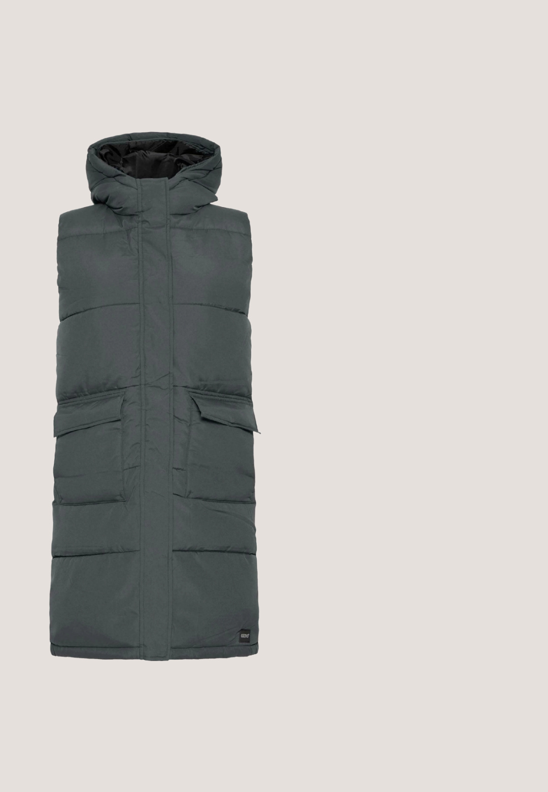 Polstret grå vest med hætte, som har to frontlommer, lynlåslukning og en glattere overflade. Designet er funktionelt og minimalistisk.; Lys grå cropped hoodie lavet af blødt stof. Har en sort snor, nedsatte skuldre og et rundt sort logo-patch på siden.; Olivengrønne cargo bukser i en slidstærk bomuldsblanding med tætsiddende manchetter, flere lommer og knæfold for øget bevægelighed.; Grønne og beige sneakers med overdel i ruskind og mesh, hvide snørebånd, orange accenter og en lys grøn gummisål. Brandlogo på siden.; Olivengrøn skuldertaske med tekstureret stof, justerbar rem og sølv lynlås træk mod hvid baggrund.; Guldøreringe med to turkise striber. Glat, reflekterende overflade med en rund form og sikker bagkrogslukning.
