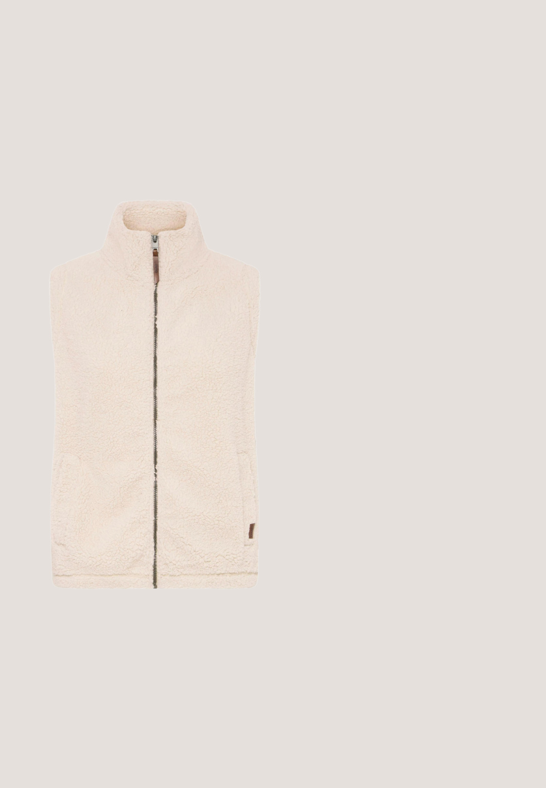 Gilet en polaire de couleur crème avec un col haut, fermeture éclair sur le devant et poches latérales. Présente une surface douce et texturée avec un accent en cuir marron.; Sweatshirt beige clair avec un motif géométrique noir et rouge complexe. Col et poignets côtelés, avec une petite étiquette de marque sur l'ourlet.; T-shirt beige à manches courtes pour femme avec col rond et petit patch logo Oxmo marron sur la partie supérieure gauche de la poitrine.; Chinos beiges avec une coupe droite. Fabriqués en coton, dotés d'une fermeture à bouton, de poches latérales et de poignets retroussés pour un look décontracté.; Baskets en daim beige et marron clair avec lacets blancs, semelle épaisse blanche et marron clair, avec le logo "Pepe Jeans London" sur le côté.; Sac bandoulière rectangulaire beige avec fermeture éclair dorée et détails de sangle marron, présentant une petite étiquette de marque cousue en bas à droite sur le devant.