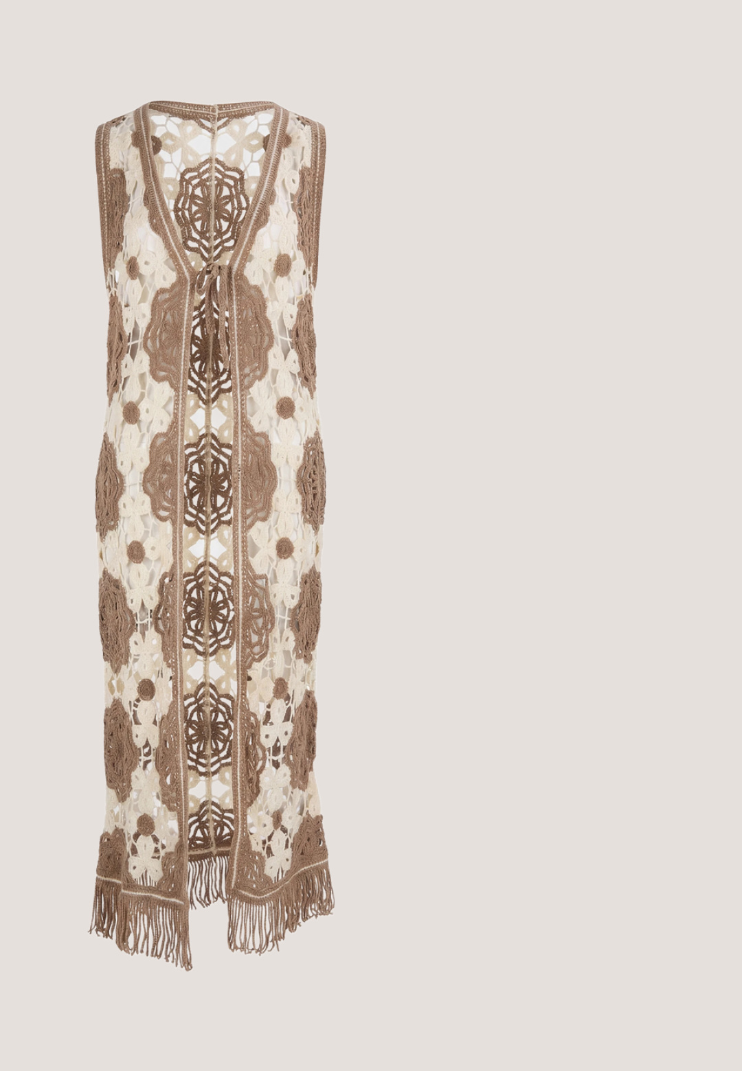 Ærmeløs lang brun og beige hæklede vest med blomster-mønstre og frynsekant ved kanten, åben front.; Langærmet bluse i et flerfarvet paisley-mønster med elastiske manchetter, en samlekrave og blødt stof i nuancer af pink, orange og cremet.; Plisseret beige midi-skjørt med elastisk talje, der har lodrette striber og en flydende silhuet for nem bevægelse.; Tan ruskindsankelstøvler med spids tå, dekorativt syning og en lav stablet hæl. Har en pull-tab med zigzag kant.; Brun ruskind crossbody taske med guldøjer på justerbar rem, frynse detaljer på siderne og lille gyldent RLL-logo på frontklappen.; Brun læderbælte med en rektangulær sølvfarvet spænde med et struktureret design. Remmen har en glat overflade og afrundede kanter.