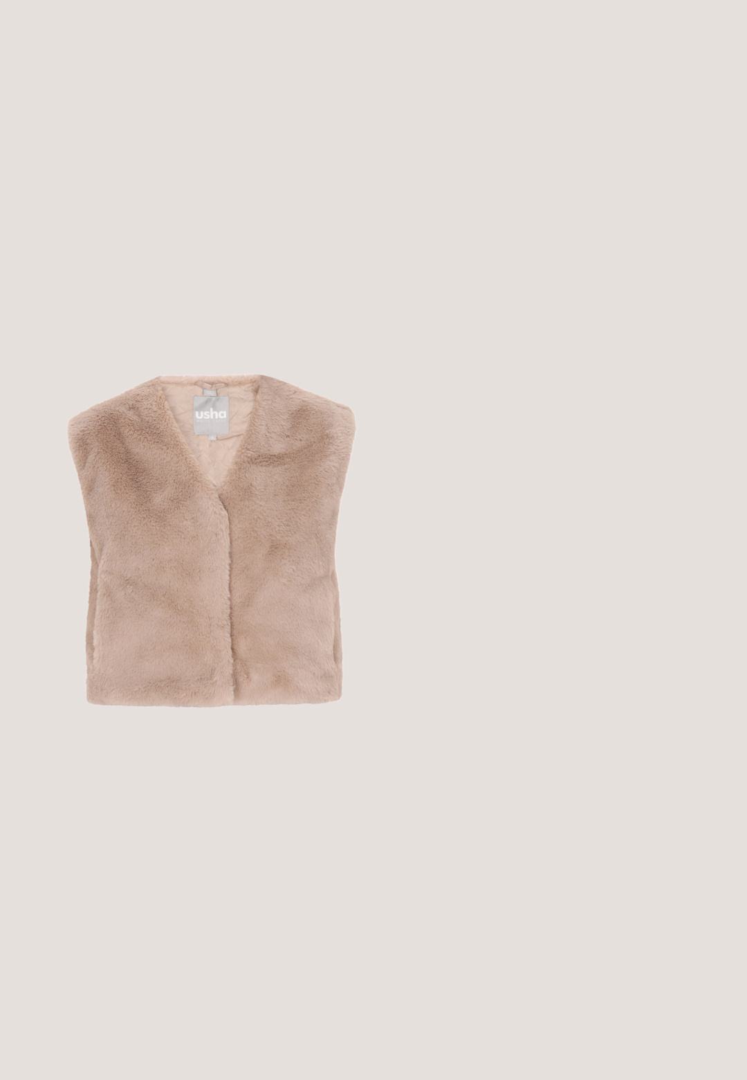 Beige nepbont zonder mouwen vest met een zachte textuur, v-halsontwerp en zonder sluitingen. Voering met een zichtbaar merklabel aan de hals.; Bruin, zwart en wit gewatteerd jurk met lange mouwen, een kraag, een riem en knoopdetails. Gemaakt van een gladde stof, met een geometrisch ontwerp.; Witte leren pumps met spits toelopende neus, goudkleurige siergesp en slanke hak op een effen lichte achtergrond.; Zwarte oversized vierkante zonnebril met vervagende donkere lenzen en een gouden 'Tommy Hilfiger' logo op de pootjes.; Crèmekleurige leren handtas met een doorgestikt patroon, gouden kettinghengsel en rechthoekige gouden gesp op een effen achtergrond.; Parelsstud oorbellen met een glanzende afwerking; versierd met een kleine gouden krokodilaccent op elke oorbel. Cirkelvormig, gladde textuur.