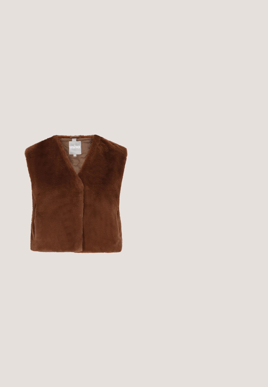 Bruine nepbonten gilet met een gevoerd interieur, open voorkant en zachte textuur. Bevat een label "usha white labels" aan de binnenkant.; Zijdebeige hoodie met een gevoerde capuchon, een trekkoord aan de voorkant en gestifte accenten op de mouwen. Heeft een losse fit en geribbelde manchetten.; Beige wijde broek met een elastische tailleband, aantrekkoord, verticale naden en kleine metalen studs nabij de heupen aan beide zijden.; Bruine suède enkelboot met een geweven crèmekleurige rand, een ronde neus en een dikke, lichtgekleurde rubberen zool. Platter ontwerp met een lage hoogte.; Geel leren tote bag met een gegraveerd patroon, dubbele handgrepen en een ruime indeling. Kenmerkt zich door een gladde textuur en vakkundig afgewerkte randen.; Gouden ketting met verschillende vormen van bruine en zwarte kralen, waaronder cilindrische en rechthoekige stukken, met een gestructureerde afwerking.