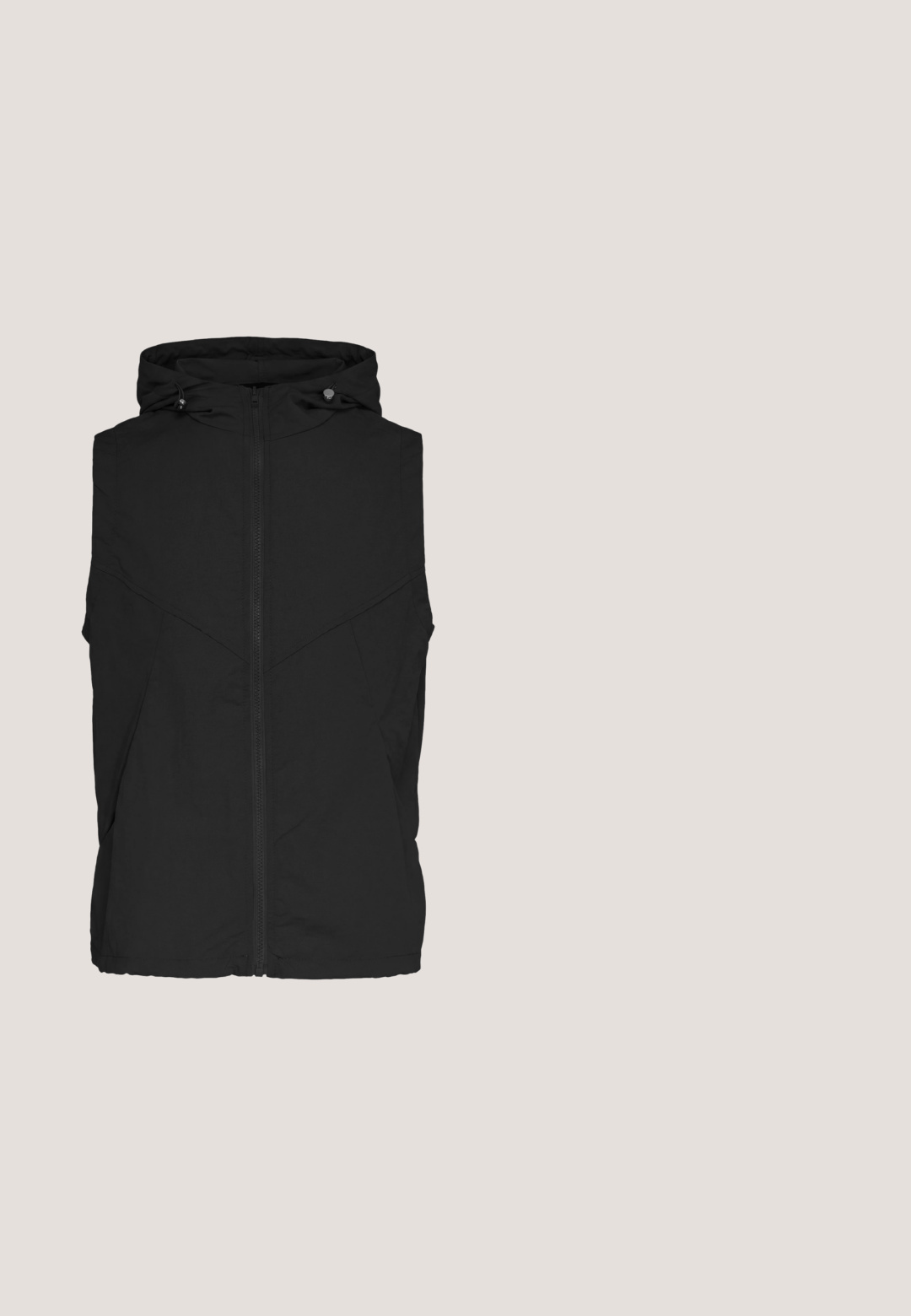 Zwarte mouwloze jas met rits aan de voorkant en verstelbare capuchon met trekkoorden, getoond tegen een witte achtergrond.; Zwarte lange mouw half-zip pullover met een staande kraag, met platte naden en een gladde, elastische stof.; LASCANA RELAXHOSE - Trainingsbroek - schwarz; Zwarte waterdichte sportschoen met een gestructureerde mesh bovenkant, rubberen zool, elastische veters en minimale reflecterende accenten voor zichtbaarheid.; Zwarte kunststof zonnebril met een wraparound ontwerp, grijze lenzen en gebogen armen. Inclusief logo op de binnenarm. Mat afgewerkt.; Zwarte duffeltas met dubbele handgrepen, verstelbare schouderriem, Napapijri-logo en een patch van de vlag van Noorwegen op het voorvak.