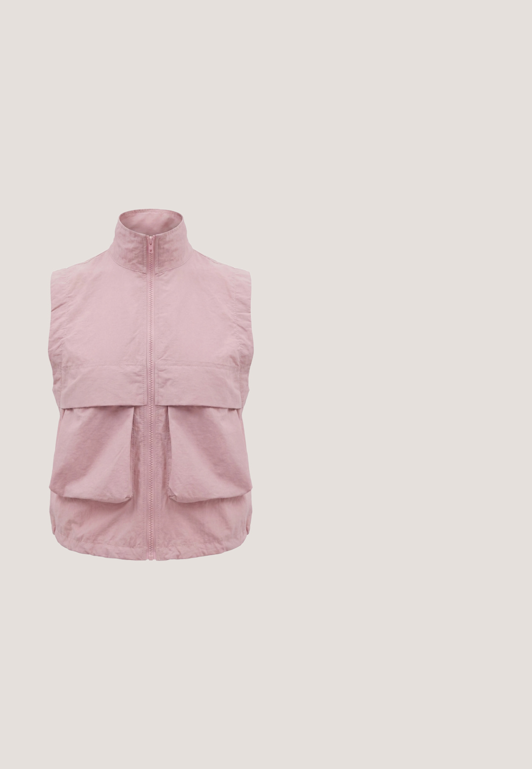 Mouwloze lichtroze bodywarmer met hoge kraag, ritssluiting aan de voorkant en twee grote klepzakken aan de onderkant voor.; Roze T-shirt met korte mouwen, een ronde bordeauxrode hals en gestreepte accenten op de mouwen. Gemaakt van zacht materiaal, met een comfortabele, losse pasvorm.; Lichtroze yogabroek met een hoge taille, een smalle pasvorm over de dijen en licht uitlopende pijpen, afgebeeld op een witte achtergrond.; Lichtroze sportschoen met witte zool, vetersluiting en subtiel logo op de zijkant en de hielpull-tab.; Zonnebril met een stevige rechthoekige vorm, voorzien van een roze montuur en grijze verlopende glazen. Geaccentueerd met een witte rand en gebogen pootjes.; Roze gewatteerde totebag met twee handvatten, voorzien van een rechthoekig etiket aan de zijkant met de tekst "STUDIO BERLIN." Zachte textuur en royale grootte.