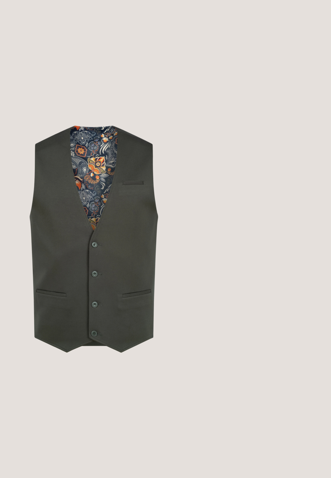 Dunkelgrüne Weste mit V-Ausschnitt und fünf vorderen Knöpfen. Sie verfügt über zwei seitliche Taschen und ein gemustertes Innenfutter in Blau, Orange und Weiß.; Hellgrünes Baumwoll-T-Shirt mit rundem Halsauschnitt und kurzen Ärmeln. Der Stoff hat eine glatte Textur und ist ohne Muster.; Graue maßgeschneiderte Hose mit Gürtelschlaufen, vorderem Bügelfalten-Detail und einer schmal zulaufenden Beinpassform, gezeigt vor weißem Hintergrund.; Braune Canvas-Sneaker mit runder Zehenpartie, weißer Gummisohle und fünf Ösen. Mit einem kleinen dreifarbigen Akzent an der Seite.; Graue, texturierte Ledertasche mit zwei Griffen, einem abnehmbaren Schulterriemen und Metallbeschlägen. Verfügt über einen Reißverschluss und ein geprägtes Logodesign.; Silberner Metallarmreif mit rechteckigen Gliedern, polierter Oberfläche und kleinen runden Akzenten, konzipiert für einen engen Sitz am Handgelenk.