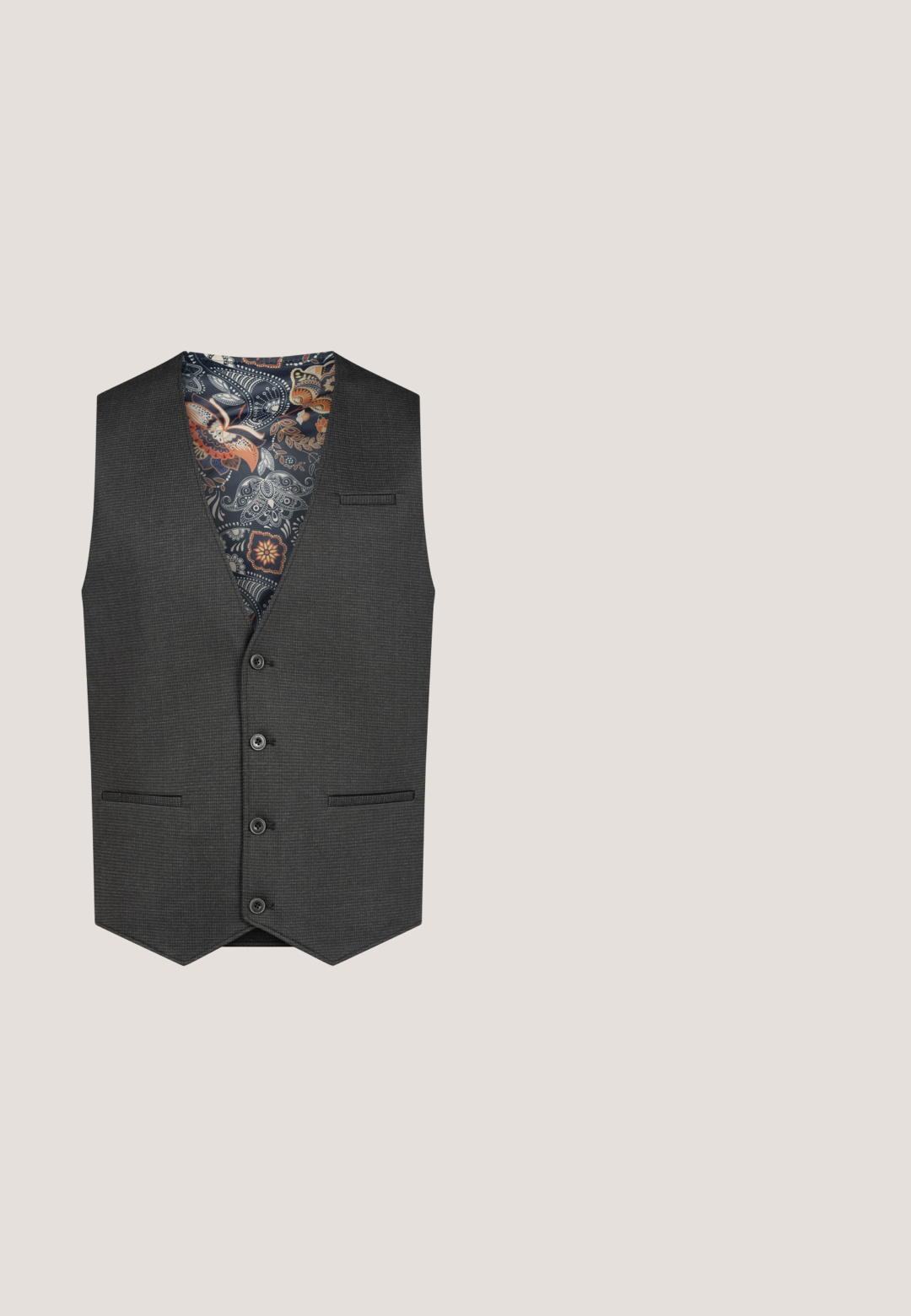 Mørkegrå skræddersyet vest med fire knapper, slidser i lommerne og et synligt indvendigt for med farverigt blomster- og paisleymønster.; Cremefarvet kabelstrikket sweater med høj ribkant, prydet med et struktureret mønster samt ribbede manchetter og kant. Blødt uldblend materiale.; Hvid langærmet skjorte med knapper, krave, lille broderet logo på brystet og buet kant.; Brune fløjlsbukser med høj talje, der har frontfolder, knaplukning og lige ben. Den strukturerede stof er synlig.; Brun læder snørebåndssko med rund tå, kontrasterende syninger og en let gummisål. Siden har et diskret brandlogo.; Brun læder messenger taske med fladt top, dobbelte spænder og en aftagelig rem, der har en glat tekstur og robuste hardware detaljer.