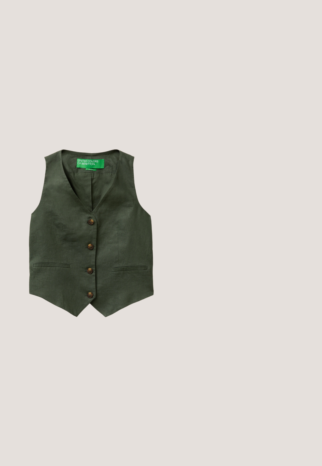 Donkergroene mouwloze bodywarmer met vier bruine knopen, V-hals, twee voorzakken met bies en een groene "United Colors of Benetton" label binnenin de kraag.; Donkerblauwe shirt met een bladpatroon in olijfgroen. Heeft een kraag, knopen en driekwart mouwen met manchetten. Gladde stofstructuur.; Olivengroene wijde broek met elastische tailleband en trekkoord, met omgeslagen zoom en zijzakken.; Olijfgroene suède sandaal met open teen, meerdere bandjes, dikke zool en grote gouden gesp aan de zijkant voor verstelling.; Kattenoog zonnebril met een glanzend schildpadpatroon, verlopen bruine lenzen en gouden accentdetails op de slapen.; Donkergroene geweven tas met twee schouderhengsels en een rechthoekige bodem, ontworpen om persoonlijke spullen te dragen.