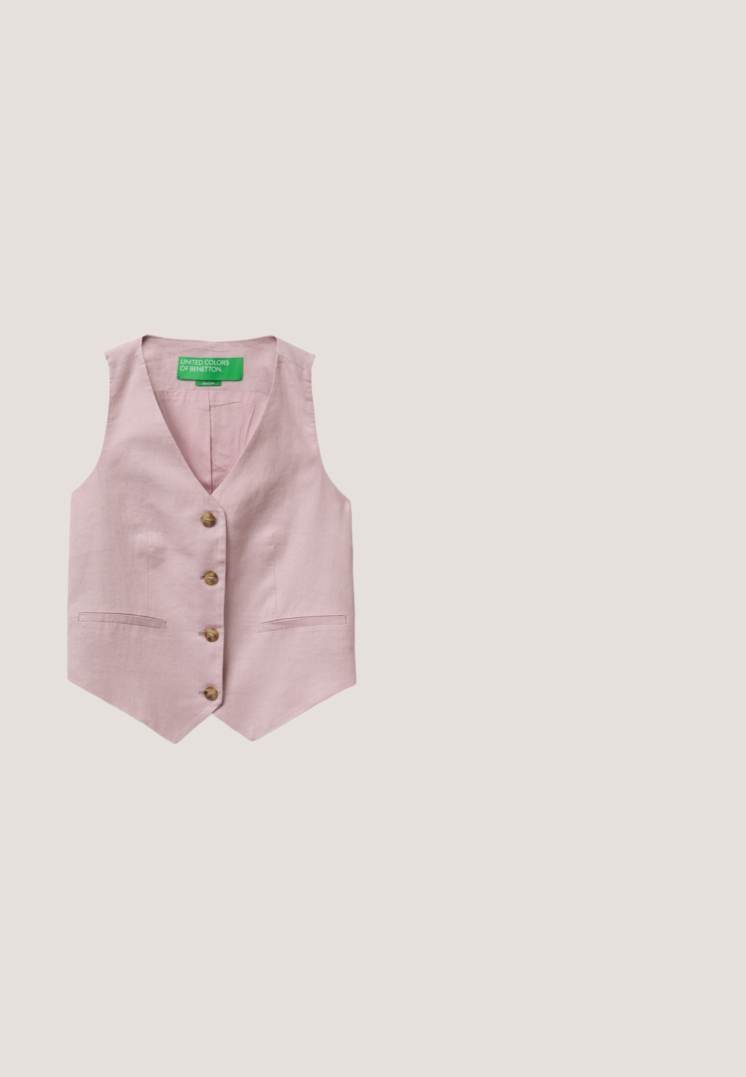Chaleco sin mangas rosa claro con cuatro botones marrones, dos bolsillos delanteros y cuello en V.; Camisa de manga corta con cuello, rosa con rayas verticales azul marino, cierre frontal de botones, tejido suave, corte relajado y una sutil etiqueta de marca en la parte posterior.; Pantalones cortos de talle alto en rosa claro con pliegues delanteros, bolsillos laterales y cierre frontal oculto sobre fondo blanco.; Chancla de tela trenzada en color rosa con un upper texturizado, ribete en color crema, suela plana marrón y plantilla suave para un confort casual.; Gafas de sol de carey marrón con brazos rosas, lentes ovalados y detalles estriados. Color de lente degradado de rosa a transparente.; Bolso tote a rayas rosa y crema con dos asas rosas y ribete de flecos crema a lo largo del borde superior y del panel delantero.
