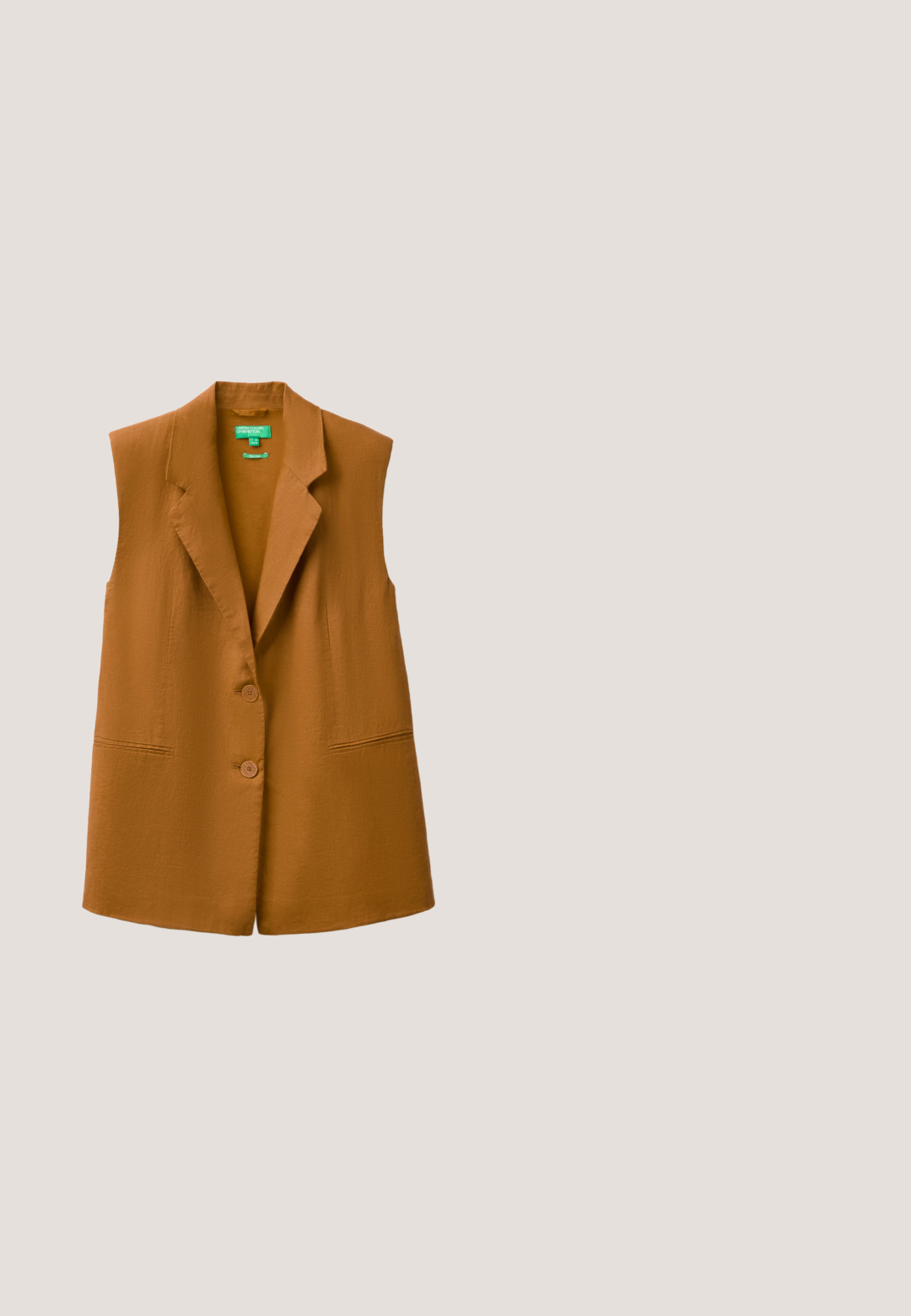 Gilet blazer marron sans manches avec revers crantés, deux boutons et deux poches passepoilées à l'avant, présenté à plat sur fond blanc.; Haut marron sans manches avec col rond, ourlet droit et fermeture par boutons au dos, présenté sur fond blanc.; Pantalons à jambes larges en tissu léger, présentant une base écrue avec de grands motifs de feuilles en couleur rouille et une texture lisse.; Sandale plate en cuir marron avec plusieurs brides à l'avant, bout ouvert, bride à la cheville et boucle dorée sur une semelle plate.; Lunettes de soleil carrées avec un motif écaille de tortue, lentilles brun dégradé, épais montures en plastique et branches courbées. Aucune marque visible.; Sac cabas en cuir tressé marron avec deux poignées tressées, une large ouverture en haut et une base structurée, présenté sur un fond blanc.