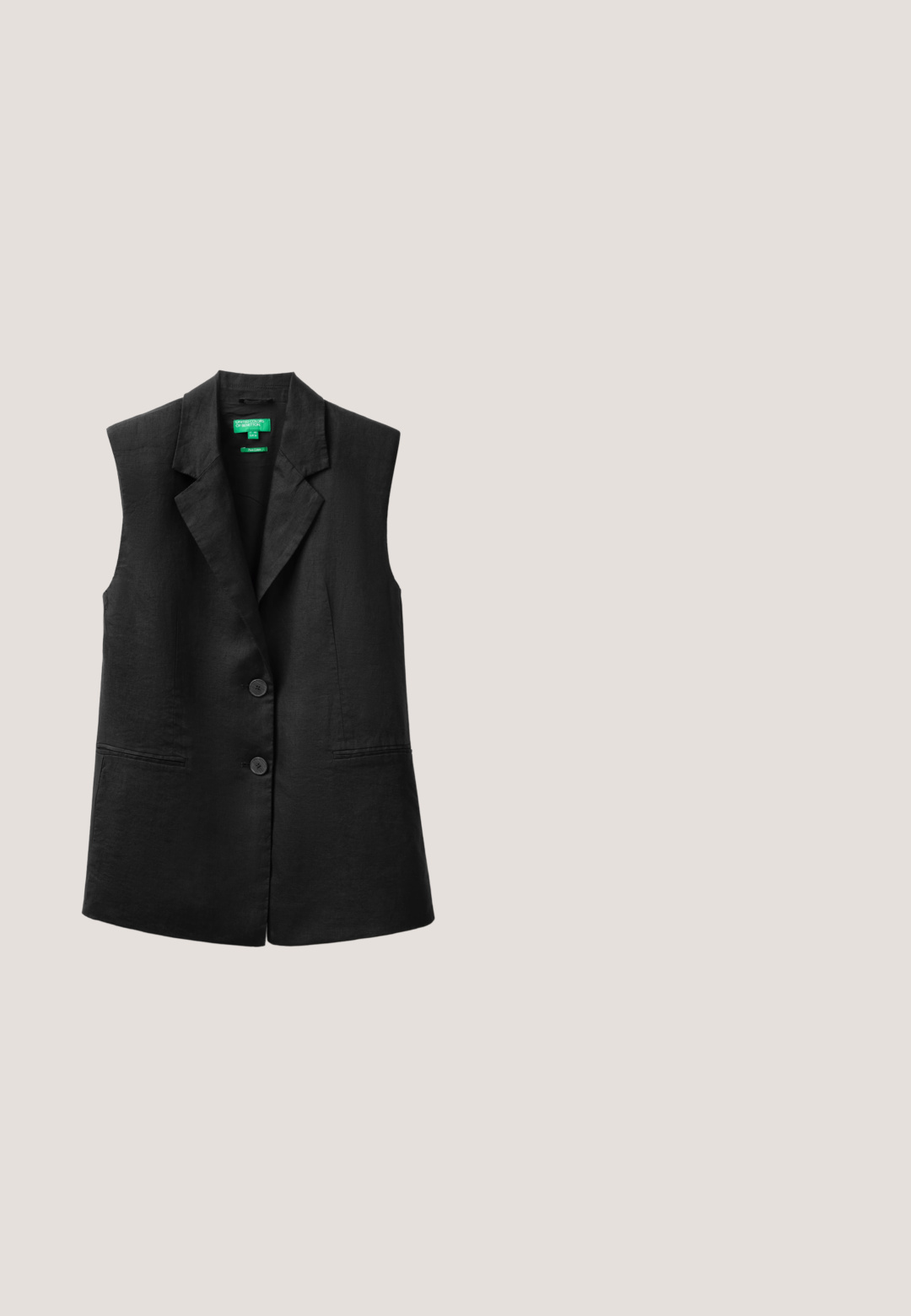 Blazer noir sans manches avec col à revers et deux boutons sur le devant, comprenant deux poches horizontales et une étiquette de marque verte à l'intérieur du col.; Débardeur en coton blanc avec un décolleté arrondi, sans manches et ajusté. Texture lisse, design uni et détails de couture minimaux.; Pantalon noir à coupe large, taille élastique et poches latérales, fabriqué en tissu léger texturé.; Chaussure en cuir noir à enfiler, avec un bout pointu et une texture lisse, présentant un design minimaliste et une semelle plate.; Lunettes de soleil noires avec de grandes lentilles arrondies et une monture brillante. Comprend des accents dorés subtils et un design lisse et léger.; Sac à main en cuir verni noir avec une anse arrondie unique, une forme trapézoïdale structurée et une finition lisse brillante.