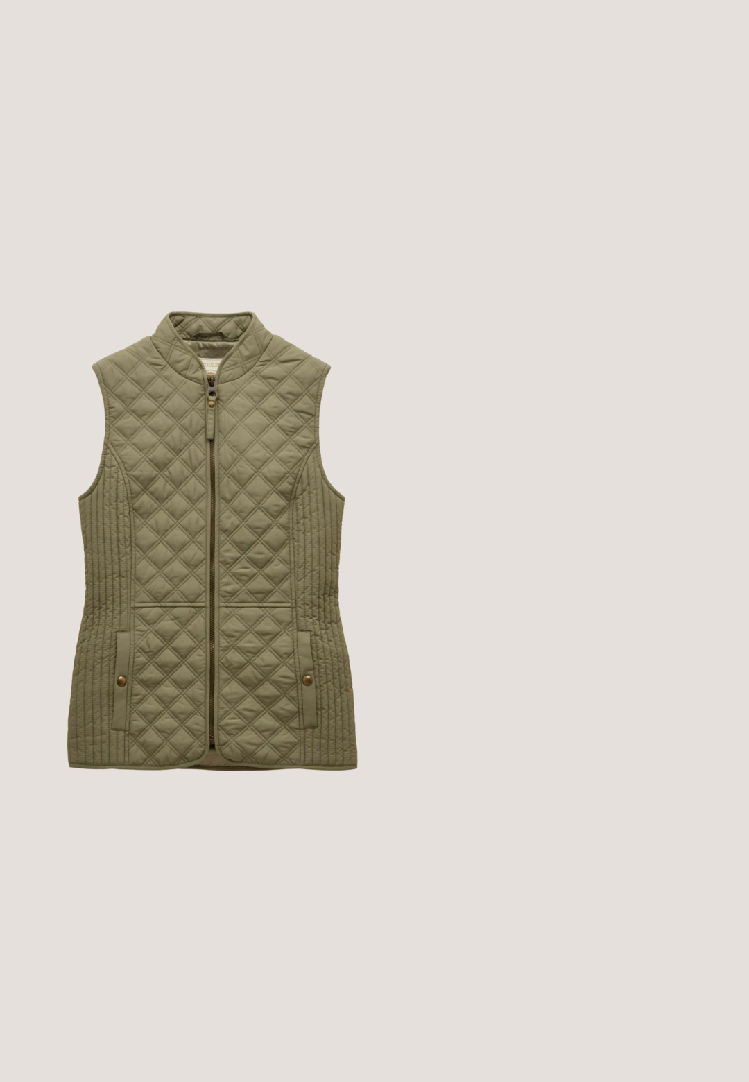 Mouwloos olijfgroen doorgestikt vest met ritssluiting aan de voorkant, opstaande kraag en klepzakken met drukknopen aan weerszijden.; Beige fleece pullover met een hoge kraag, halve knoopsluiting en een ritszak aan de linkerborst. Getextureerde stof met bruine accenten.; Wit T-shirt met korte mouwen en een ronde hals met lichte plooitjes aan de zijkanten, weergegeven op een effen lichtgrijze achtergrond.; Lichtblauwe denim knielange shorts met vooraan knoop- en ritssluiting, riemlussen en voorzakken, getoond op een effen achtergrond.; Zwarte Chelsea-laarzen met een glad leren buitenkant, elastische zijpanelen, een gestructureerde zool en een lusje aan de hiel voor gemakkelijk aantrekken.; Zwarte gewatteerde draagtas met twee gewatteerde handvatten, rechthoekige vorm en zachte doorgestikte textuur op effen witte achtergrond.