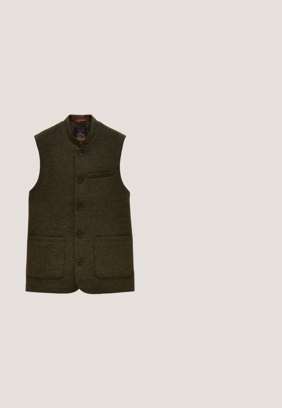 Gilet en laine marron foncé boutonné avec col montant, deux poches plaquées basses et une poche poitrine passepoilée.; Pull-over blanc avec un col montant, des manches longues et des poignets et un ourlet côtelés. Fabriqué en tissu tricoté doux. Design simple et ajusté.; Pantalons en velours côtelé marron à coupe droite, dotés de plis à l'avant, de poches inclinées et d'une fermeture à un seul bouton à la taille.; Chaussures Oxford en cuir marron poli avec détails de broguage et laçage fermé sur une surface claire, vues de face et de côté.; Écharpe en laine à carreaux marron et beige avec des extrémités à franges et un texte brodé discret près du bord inférieur sur fond uni.; Serviette en cuir marron de forme rectangulaire, avec une poche zippée à l'avant, une poignée supérieure et une bandoulière amovible. Texture lisse, matériel minimal.
