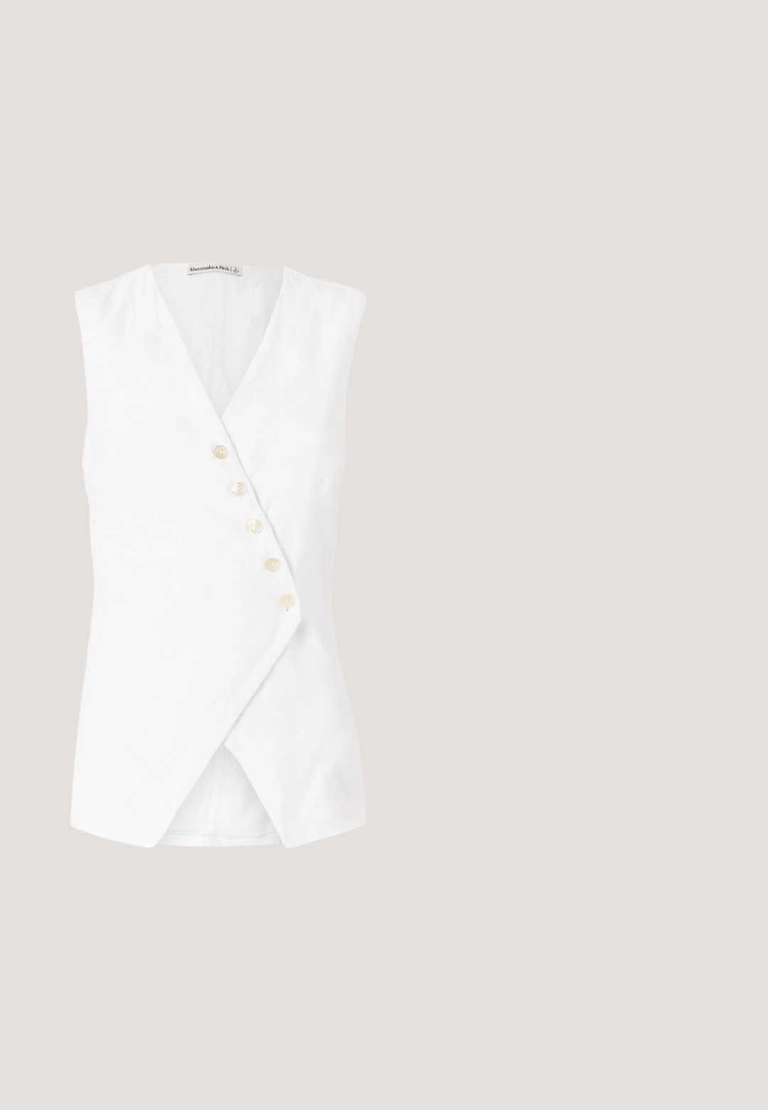 Hvid ærmeløs top med en omslagsdesign, der har en dyb V-hals og fem frontknapper. Lavet af et let stof med en glat overflade.; Sorte ribbede tanktop med justerbare spaghetti-stropper, der har en tætsiddende silhuet og en glat overflade.; Hvide stribede shorts med belagt talje. Stoffet har smalle mørke linjer, og designet inkluderer plisseringer for ekstra detalje.; Sorte læder mules med blokhæl og åben tå, med en glat overflade og let buet overdelsdesign for komfort og stil.; Lille sort blank håndtaske med to lange håndtag og snøre-detaljer i siden på en ensfarvet lys baggrund.; Sølvfarvede metaloorringe med glat, let buet overflade og låsemekanisme på en ensfarvet hvid baggrund.