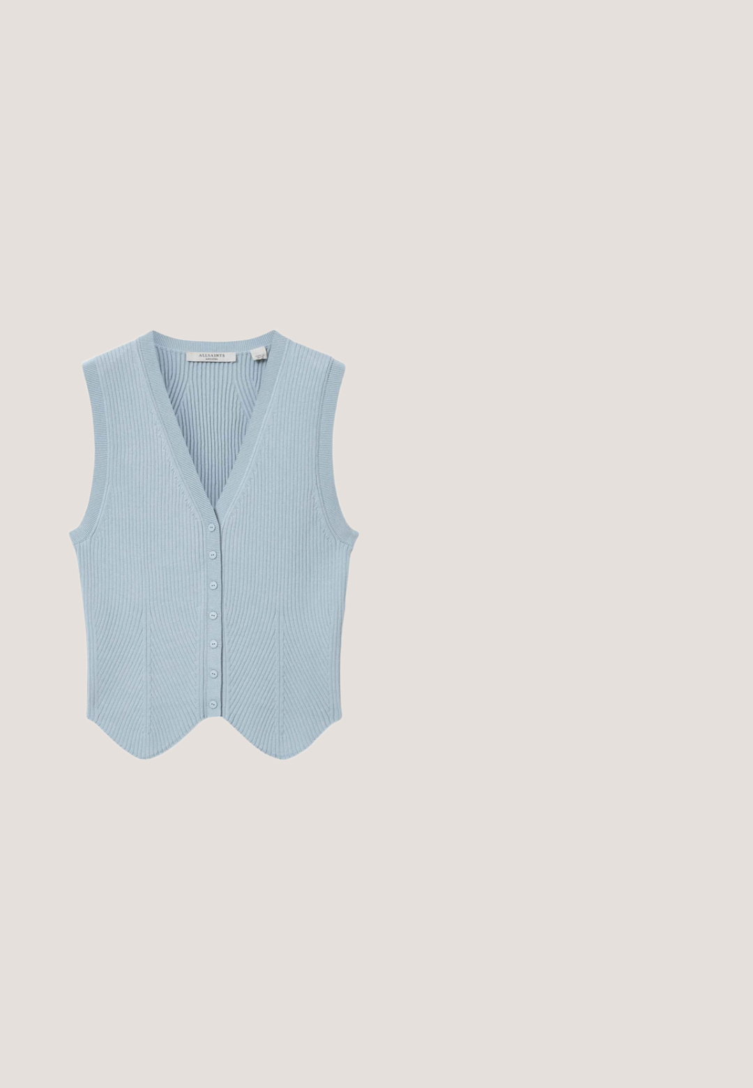 Chaleco sin mangas de punto acanalado azul claro con cuello en V y cierre frontal con botones, dobladillo ligeramente ondulado.; Camiseta de manga corta con rayas horizontales en azul marino y blanco, cuello redondo y pequeño logotipo en el pecho izquierdo.; Jeans de tiro ancho en un tono azul claro, fabricados en denim, que presentan un diseño clásico de cinco bolsillos, un ligero desgastado y un cierre frontal de botón.; Sandalia negra de dos tiras con hebillas plateadas, plantilla de corcho y suela de goma. Acabado mate en las tiras, exhibida sobre una superficie texturizada y tejida.; Bolso bandolera rectangular negro con correa ajustable, cierre de cremallera y diseño minimalista con un pequeño parche cosido en la parte inferior derecha del frente.; Pendientes de aro de color dorado con una superficie suave y brillante y un diseño sencillo. Cuentan con un cierre de pasador y gancho para un uso seguro.
