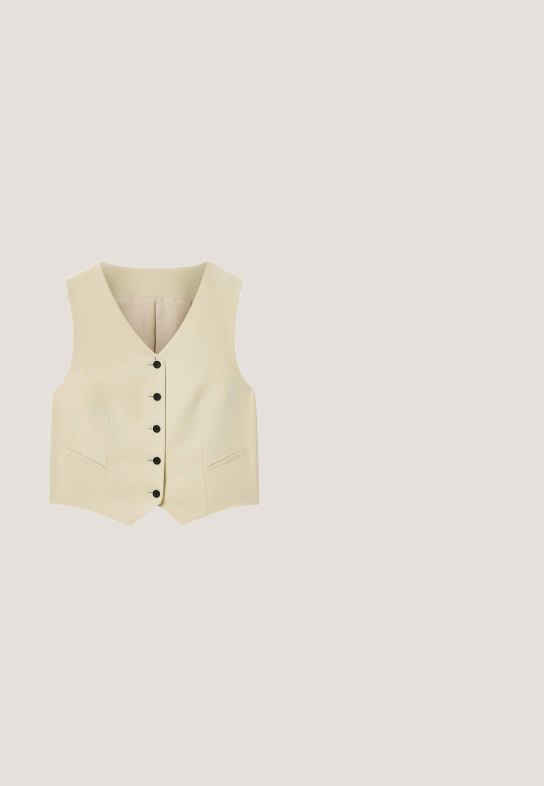 Beige ærmeløs vest med V-hals, fem sorte knapper foran og to slidser foran, lagt fladt på en hvid baggrund.; Cremefarvet ribbet polo-shirt med korte ærmer, fem guldtonede knapper og klassisk krave. Blød tekstur med en tætsiddende pasform.; Lyse beige bukser med vide ben, elastik i taljen, glat tekstur og uden synlige lommer eller mønstre.; Spidse nude slingback hæle med en lav kitten hæl, lavet af blankt materiale, med en slank rem og justerbar spænde.; Brune katteøje-solbriller med mørkebrune linser og en lille gylden firkantdetalje på stængerne, vist på en hvid baggrund.; Beige flettet stråhåndtaske med tan læderdetaljer, robuste dobbelte håndtag og en aftagelig skulderrem; med diskrete gulddetaljer af logo.
