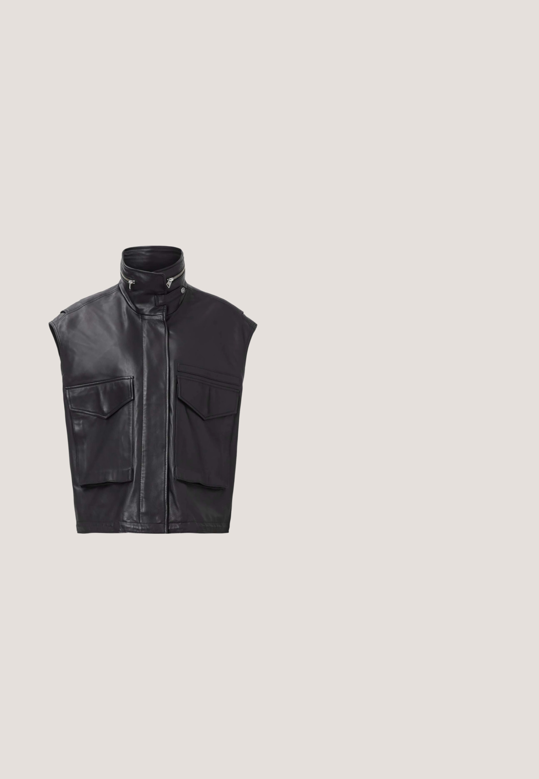 Chaleco de cuero negro sin mangas, con un alto cuello, cierre frontal y dos grandes bolsillos en el pecho. Textura suave con diseño minimalista.; Camiseta negra de manga corta con cuello redondo, con una costura horizontal sutil a lo largo del pecho y una pequeña etiqueta de tela en el lateral.; Pantalones cargo negros de pierna ancha con bolsillos con solapa en ambos muslos y cierre de botón en la cintura.; Zapatilla deportiva negra y gris con suela de goma marrón, cierre con cordones, detalle blanco en el talón y forro interior marrón claro, mostrada de lado sobre un fondo blanco.; Gafas de sol rectangulares negras con acabado mate, lentes oscuros y patillas elegantes con una marca dorada en el lado.; Bolso negro de hombro fabricado con material brillante, con forma redondeada, correa ajustable, bolsillo frontal y acentos texturizados.