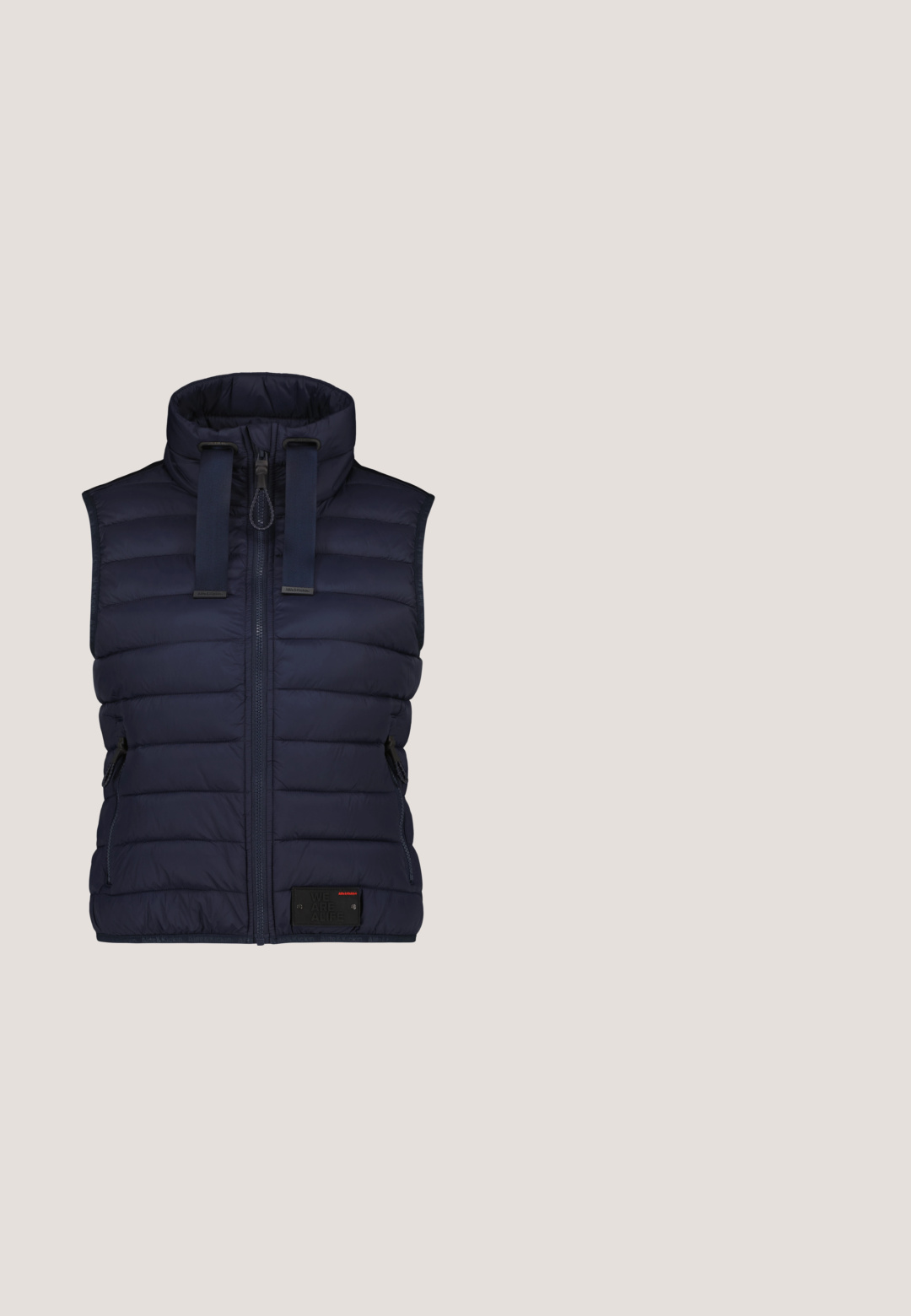 Marineblaue, gepolsterte ärmellose Weste mit hohem Kragen, Frontreißverschluss, zwei seitlichen Reißverschlusstaschen und verstellbaren Kordeln am Hals.; Oxmo OMAYA - Sweatshirt - insignia blue; Marineblaue Jogginghose mit elastischem Bund, Kordelzug, Seitentaschen und geradem Bein, präsentiert vor weißem Hintergrund.; Hellblauer und weißer Sneaker mit einem Mesh-Obermaterial, Wildleder-Akzenten, einer strukturierten Sohle und einem reflektierenden Logo. Verfügt über eine orangefarbene Zuglasche und eine Schnürung.; Marineblaue, gepolsterte Schultertasche mit zwei Fronttaschen, verstellbaren Trägern und einem runden schwarzen Anhänger mit einem "B" Logo, der an einem Griff hängt.; CHRIST CREOLEN - Ohrringe - silberfarben