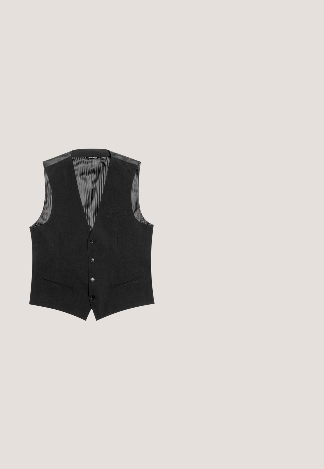 Antony Morato SLIM FIT WAISTCOAT  - Gilet - black; Witte T-shirt met korte mouwen met een zwart en rood hartgrafiek en de tekst "ALLSAINTS" op de linkerborst.; Zwarte knielange shorts met een elastische tailleband en trekkoord, voorzien van zijzakken en subtiele ster- en letterontwerpen op de pijpen.; Zwarte flip-flops gemaakt van glad materiaal, met een tanga-stijl band, een gestructureerde voetbed en een geperst logo op de zool.; Zwarte achthoekige zonnebril met blauw getinte glazen, gouden accenten en een gestroomlijnd ontwerp. Heeft een subtiel patroon op de pootjes voor extra detail.; Zwarte geweven elastische riem met een matte zwarte metalen gesp. Heeft een gladde textuur met een geïntegreerd verstelsysteem en stevige stiksels.