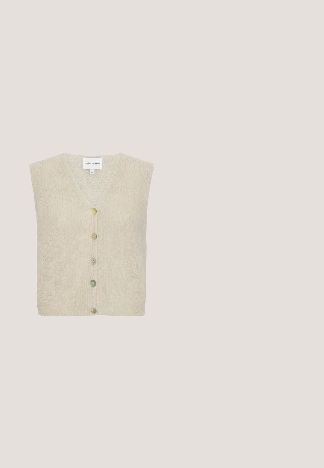 Gilet sans manches tricoté couleur crème avec col en V et cinq boutons dépareillés sur le devant, taille moyenne, marque American Dreams.; T-shirt blanc uni à manches courtes et col rond, coupe classique, sans motifs ni logos visibles à l’avant.; Jean droit bleu clair en denim. Comprend une taille mi-haute, cinq poches et une fermeture éclair avec bouton.; Baskets basses beige et blanches avec broderie florale, accents en cuir beige, lacets blancs et semelle extérieure en gomme texturée.; Lunettes de soleil rectangulaires en écaille de tortue avec des montures épaisses et des verres teintés marron, présentées de face sur un fond blanc.; Sac à main en paille tressée beige avec des accents en cuir caramel, poignées doubles solides et sangle d'épaule amovible ; présente un détail subtil de logo doré.