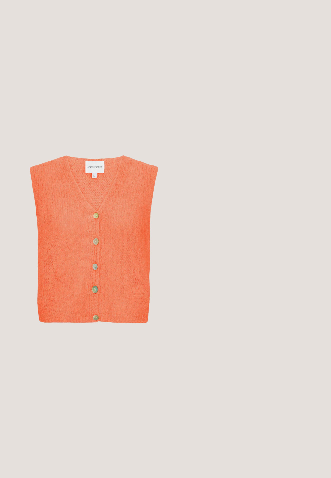 Gilet orange en maille sans manches avec un col en V et cinq boutons sur le devant, étiqueté “AMERICANDREAMS” taille M.; T-shirt à manches courtes, coupe carrée, de couleur pêche unie avec un col rond, présenté sur fond blanc uni.; Pantalon à jambes larges avec un motif à carreaux rose et blanc et une taille élastique, présenté sur un fond blanc uni.; Paire de baskets à plateforme en toile rose avec semelles blanches épaisses côtelées et lacets, présentées en angle côte à côte sur fond blanc.; Lunettes de soleil carrées avec des verres dégradés roses et des montures et branches à motif écaille, présentées sur un fond blanc.; Sac cabas en paille tressée avec poignées, liseré et liens décoratifs rose corail, avec une fermeture dorée au centre supérieur.