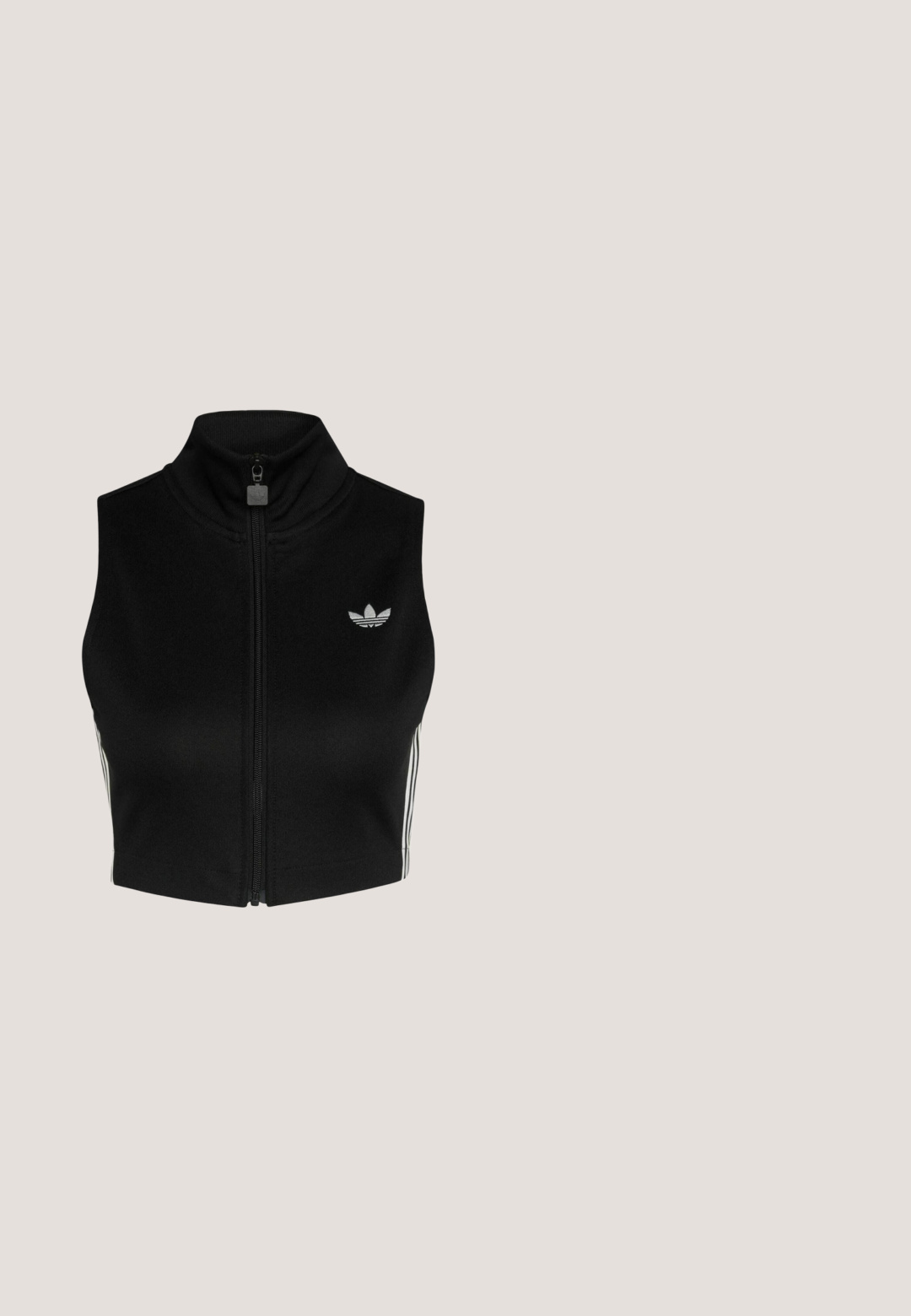 Sort ærmeløs crop top med lynlås og høj krave, hvid Adidas-logo på brystet og hvide striber langs siderne.; Lyserød bomuld T-shirt med mørkebrun ribbet rund hals og korte ærmer. Har tre mørke striber på skuldrene og et lille sort logo på brystet.; Lyserøde atletikshorts med mørkeblå kant, tre mørkeblå side striber, elastisk talje og lille mørkeblå Adidas-logo foran.; Sort og pink ruskinds-sneakers med gummisål, tre pink striber, gyldent "SPEZIAL" branding og tekstureret gummisål. Lavt design.; Lilla plastik solbriller med mørkere linser, der har en geometrisk ramme og guldhardware akcenter med krystaludsmykninger på siderne.; Delikat sølvkæde med en lille skinnende lyserød møntpung-vedhæng med metalramme og lås.