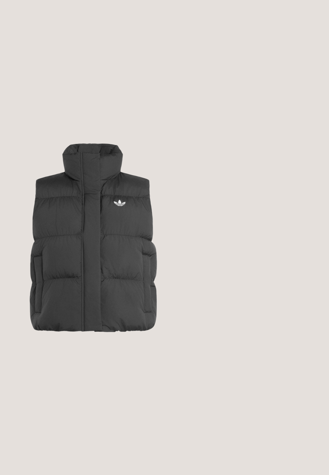 Chaleco negro acolchado sin mangas con cuello alto y pequeño logo blanco de Adidas en el pecho, bolsillos delanteros y cremallera central cubierta por una solapa.; Sudadera negra corta hecha de tela suave, con un bolsillo frontal, capucha y detalles de tres rayas blancas en la manga izquierda.; Camiseta negra corta con mangas cortas, textura acanalada y escote redondo. Presenta un pequeño logo blanco de Adidas en el pecho.; Pantalones de chándal gris claro con una cintura elástica acanalada, piernas ajustadas y tres franjas diagonales negras cerca de los puños. Textura suave.; Zapatillas deportivas de cuero negro con rayas azul claro, parte superior texturizada y suelas de goma, combinadas con calcetines de rayas blancas sobre un suelo verde.; Bolso de hombro de tela negra con forma semicircular, que cuenta con un cierre con cremallera, correa ajustable y el logo blanco de Adidas en el frente.