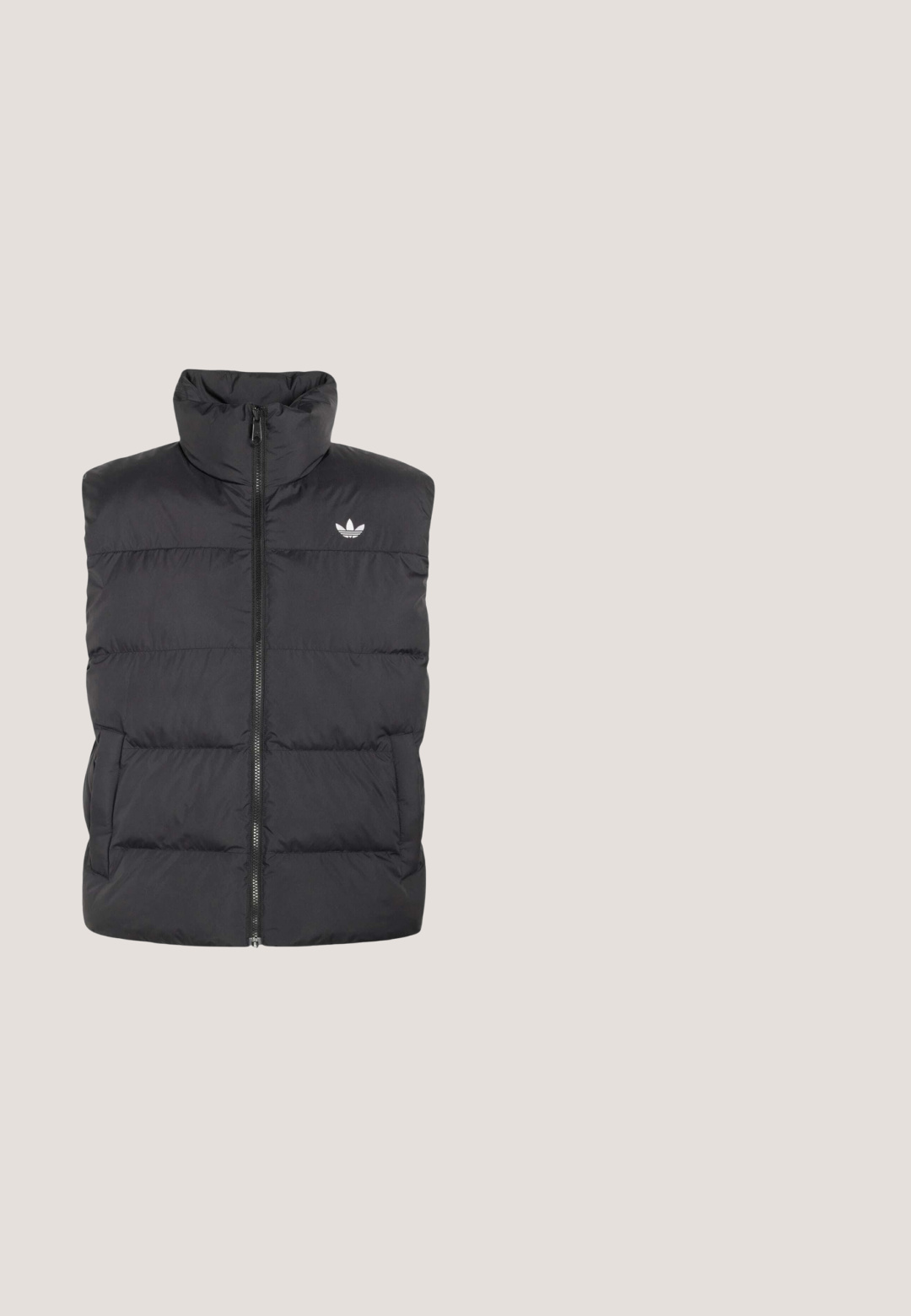 Chaqueta negra acolchada sin mangas con cremallera frontal y cuello alto, con un pequeño logo blanco de Adidas en el pecho izquierdo.; Sudadera gris oscuro con cuello redondo, mangas largas, puños acanalados y una textura suave, que presenta una franja horizontal brillante y un logo en el frente.; Camiseta blanca de manga corta hecha de algodón con el logo negro de adidas en el pecho y tres franjas negras a lo largo de los hombros.; Pantalones deportivos negros con cintura elástica, ajuste holgado y puños elásticos, diseñados para uso casual.; Zapatilla deportiva negra con forro rojo, parte superior de malla transpirable, tres franjas plateadas reflectantes en el lateral y suela texturizada para mejor agarre.; Bolso bandolera Adidas azul marino con texto del logo en blanco en el frente y correa negra ajustable contra fondo blanco.
