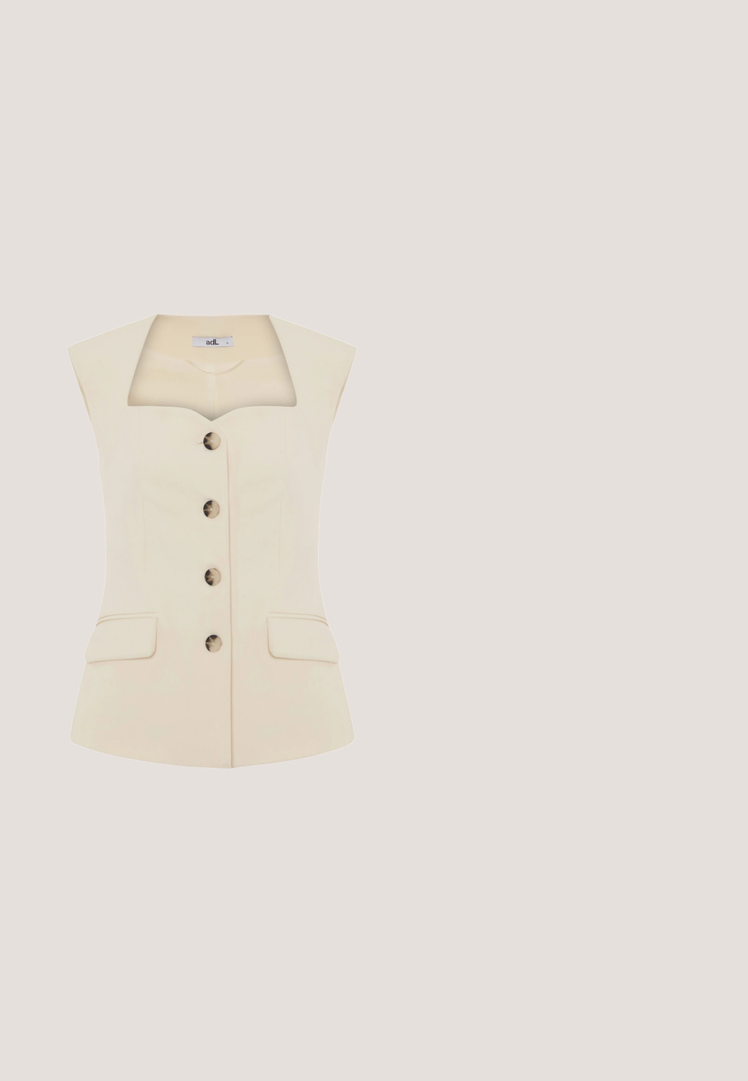 adL Veste sans manches - vanilla; Pull sans manches à col roulé crème avec col et ourlet côtelés, présenté sur un fond clair uni.; Pantalons cintrés de couleur crème avec une texture lisse, dotés de plis avant et d'un design épuré. Pas de poches ni de matériel visible.; Escarpin beige à bout pointu avec des côtés en tissu à motif et un talon aiguille fin de hauteur moyenne sur fond blanc.; Sac à main en cuir couleur crème avec poignée tressée et fermeture éclair dorée, avec un logo "HUGO" embossé subtil au centre avant.; Collier en chaîne en or avec des maillons surdimensionnés, orné d'un pendentif en cristal en forme de cœur au centre. Texture lisse et brillante.