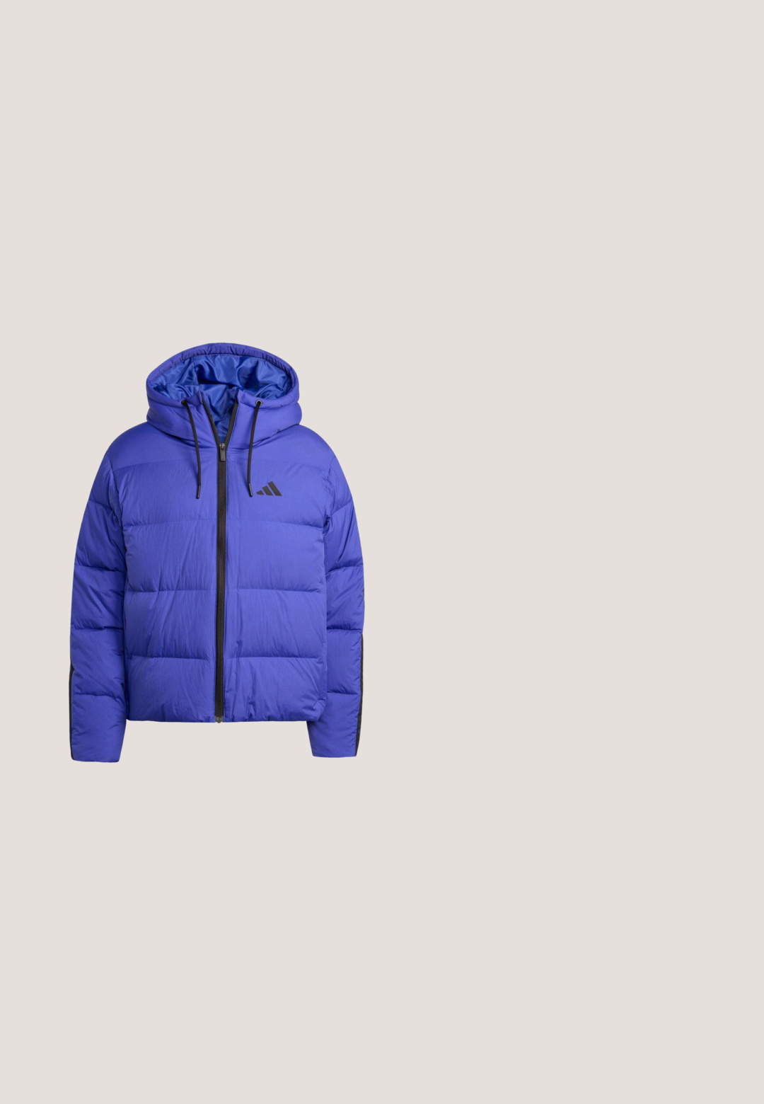 Veste matelassée bleue à capuche avec fermeture éclair frontale et cordons noirs, arborant un logo de marque sportive noir sur la poitrine.; Sweat à capuche bleu marine à manches longues, poche kangourou devant, poignets et ourlet côtelés, et petit logo Adidas ton sur ton sur la poitrine.; Débardeur de sport blanc sans manches en tissu lisse. Présente un col rond et un logo "adidas" noir sur la poitrine. Design simple, sans motifs.; Pantalon de jogging bleu marine avec taille élastique et poignets, logo discret sur la partie supérieure de la cuisse, coupe droite, style décontracté.; Chaussure de sport bleu clair avec une tige en mesh respirant, des accents argentés et une semelle intermédiaire blanche marquée "LIGHTSTRIKE PRO". Présente un design élégant et profil bas.; Sac polochon violet clair en matériau brillant, doté de deux poignées, d'une bandoulière amovible et d'une poche zippée avant avec logo.