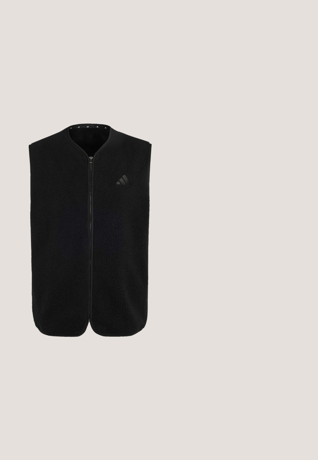 Zwarte fleecevest met rits aan de voorkant en subtiel reliëflogo van Adidas op de linkerborst, mouwloos en kraagloos ontwerp.; Zwarte sweatshirt van een katoenmix, met een ronde hals, geribbelde mouwen en geborduurd merkembleem op de borst. Getextureerde zijpanelen.; Grijs Adidas T-shirt met korte mouwen en ronde hals, met reliëf van de merknaam op de borst, afgebeeld op een effen witte achtergrond.; Zwarte sportbroeken met een comfortabele elastische band, twee zijvakken en een gladde, lichte stof. Met subtiele logo-details.; Lichtgrijze slip-on sportschoen met een ademende gebreide bovenkant, drie diagonale strepen en een witte schuimzool. Geverfde hak voor ondersteuning.; Zwarte rugzak met trekkoord en wit Adidas-logo centraal aan de voorkant, met eenvoudige, gladde stof en een nauw aanspannende bovenkantsluiting.