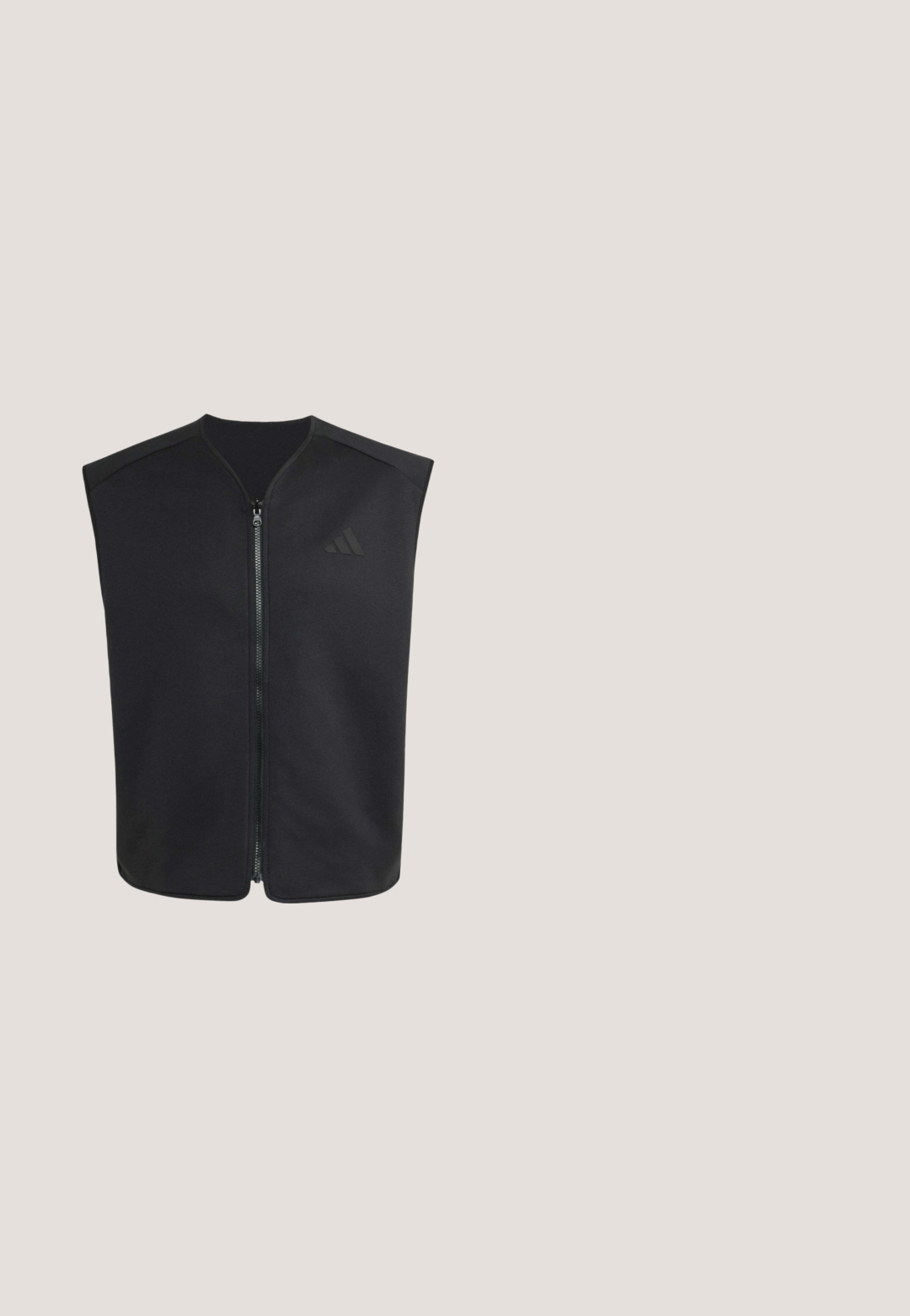 Zwart mouwloos vest met ritssluiting en subtiel Adidas-logo op de linkerborst, met een ronde halslijn en een gladde stofstructuur.; Zwart kortärmelig T-shirt van katoen, met een ronde hals en een subtiel donker logo op de linkerborst.; Zwarte sportshorts met een elastische tailleband, voorzien van drie witte verticale strepen aan de zijkanten en een Adidas-logo op de onderste zoom.; Zwarte hardloopschoen met dikke zool en drie witte diagonale strepen aan de zijkant, gezien vanaf de buitenkant.; Wraparound sportzonnebril met één donker getinte lens en zwarte monturen op een witte achtergrond.; Zwarte cilindrische duffelbag met dubbele handvatten, verstelbare schouderriem, ritssluiting aan de zijkant en klein gouden lauwerkranslogo.