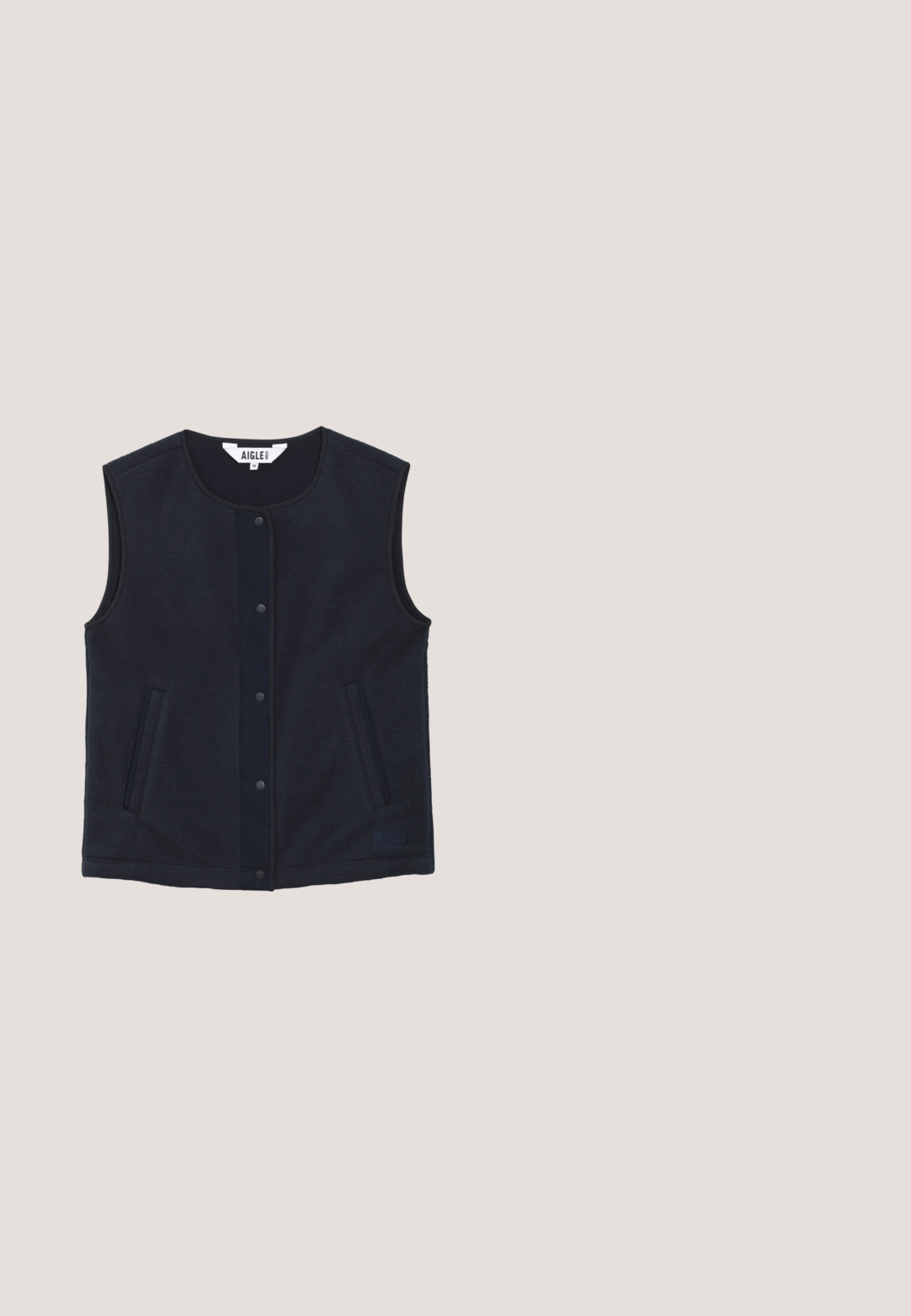 Marine fleece vest med en rund halsudskæring, trykknaplukning og sidelommer, der har en glat overflade og kontrastfarvet kant.; Lyseblå langærmet polo med v-udskæring, cremefarvede accenter på kraven og skuldrene, burgunder kant på kraven og et lille logo på brystet.; Lyserøde elastiske sweatpants med lige ben og talje med elastik, med diskret logo på det øverste lår, vist mod en hvid baggrund.; Sort isoleret slip-on sko med quiltet overdel, gummisål og strukturel detaljering. Har en hæltrækstrop og branding på siden.; Lyseblå skuldertaske med en lang polstret rem, detaljer med samlet stof og et lille metallogo foran.; Guldvedhæng med en poleret rund overflade og et dekorativt "B" lavet af farverige sten i nuancer af pink, orange og gul.