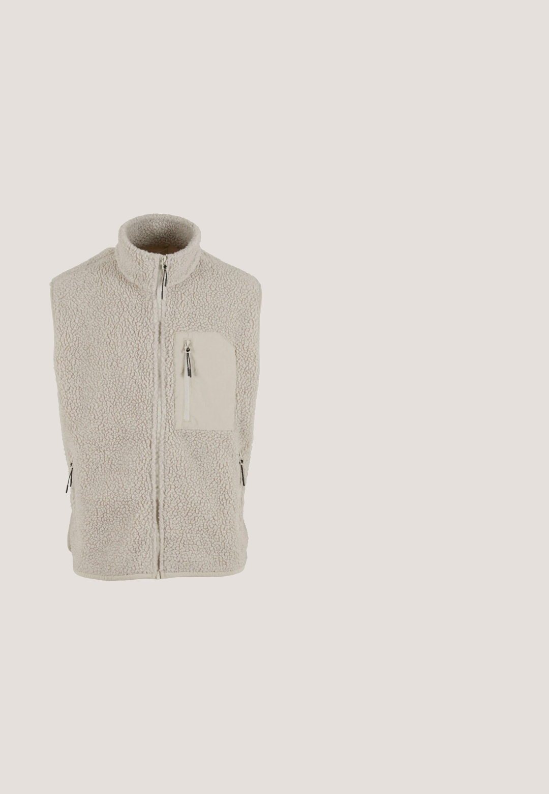 Chaleco de forro polar beige con cuello alto, cremallera frontal y bolsillo en el pecho. Presenta una superficie texturizada y bolsillos laterales con cremallera.; Suéter de punto beige claro con cuello redondo, mangas largas y puños y bajo acanalados. Fabricado en una suave tela texturizada.; Camiseta beige de manga corta con cuello redondo y corte holgado, presentada plana sobre un fondo blanco.; Pantalones de algodón beige con diseño de pierna recta, bolsillos delanteros y cierre de un solo botón. Textura suave y detalles mínimos de costuras.; Zapatilla beige y blanca con detalles en ante, suela blanca gruesa, logo de estrella gris en el lateral y tira negra en el talón, vista de perfil.; Gafas de sol octogonales con montura de metal dorado, lentes marrones degradados y varillas negras con puntas internas rojas.