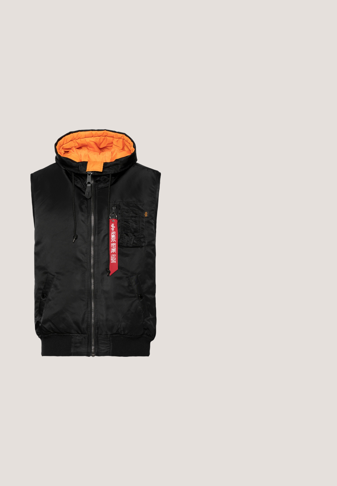 Sort udenærmet puffer vest med høj krave og elastisk ribbet kant, vist bagfra på en ensfarvet lys baggrund.; Sort hoodie med et grønt grafikdesign, der har styliserede katte og en smilende mund; inkluderer en front kangaroo-lomme og ribbede manchetter.; Hvid kortærmet t-shirt med en lille sort-hvid Pikachu-grafik og rød hashtag-tekst på venstre brystområde.; Mørkegrå cargobukser med elastisk talje og manchetter, med lynlåslommer i siden og klaplommer på hvert lår.; Sort lædersneaker med lysebrune detaljer og cremefarvet sål. Har en tekstureret overflade, snørelukning foran og broderet logodetalje.; Sort kompakt crossbody taske med front lynlåslomme, justerbar rem og tekstureret stof mod en ensfarvet baggrund.