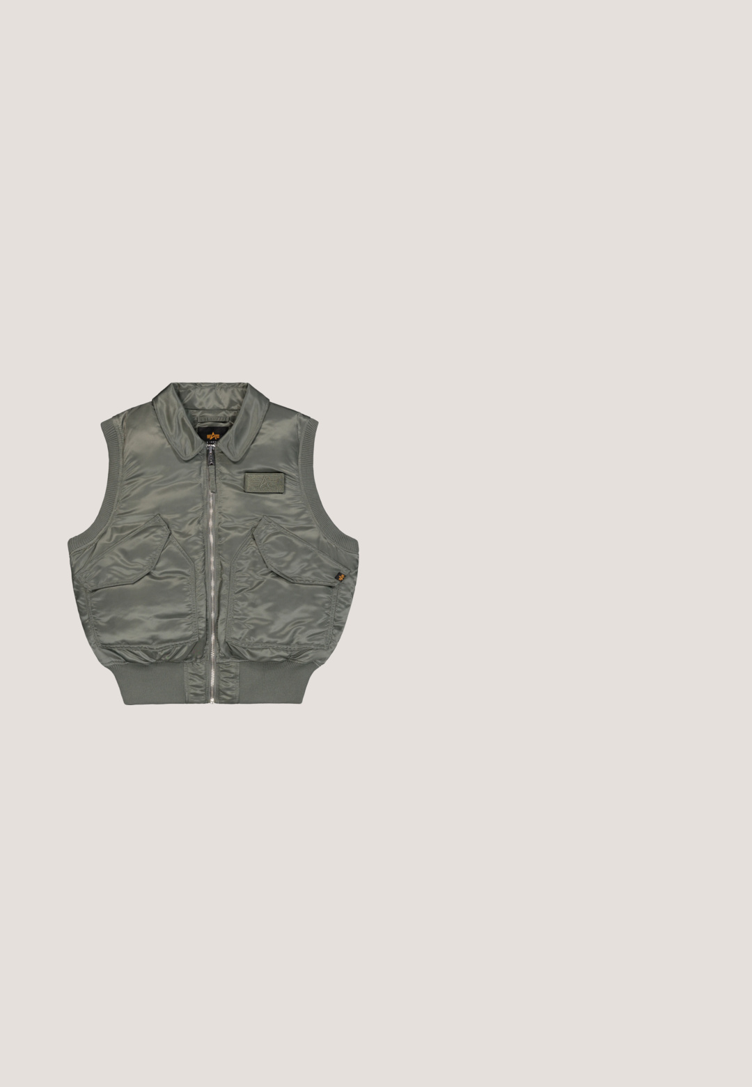 Chaleco acolchado sin mangas de color verde oliva con cremallera frontal, dos grandes bolsillos delanteros, bajo acanalado y detalle en el cuello.; Camiseta de manga corta en verde oliva, hecha de algodón, con un cuello redondo y un pequeño logo en el pecho, de textura suave.; Pantalones cargo grises hechos de tejido duradero, que cuentan con múltiples bolsillos, detalles con cremallera, cierre botón y un diseño de pierna ajustada.; Replay ARTHUR ATOM - Zapatillas - black; Gafas de sol negras de gran tamaño con lentes graduales en gris, que presentan un marco robusto, acentos plateados en las varillas y una forma rectangular.; Pepe Jeans HORLEY SHOULDER  - Bandolera - black