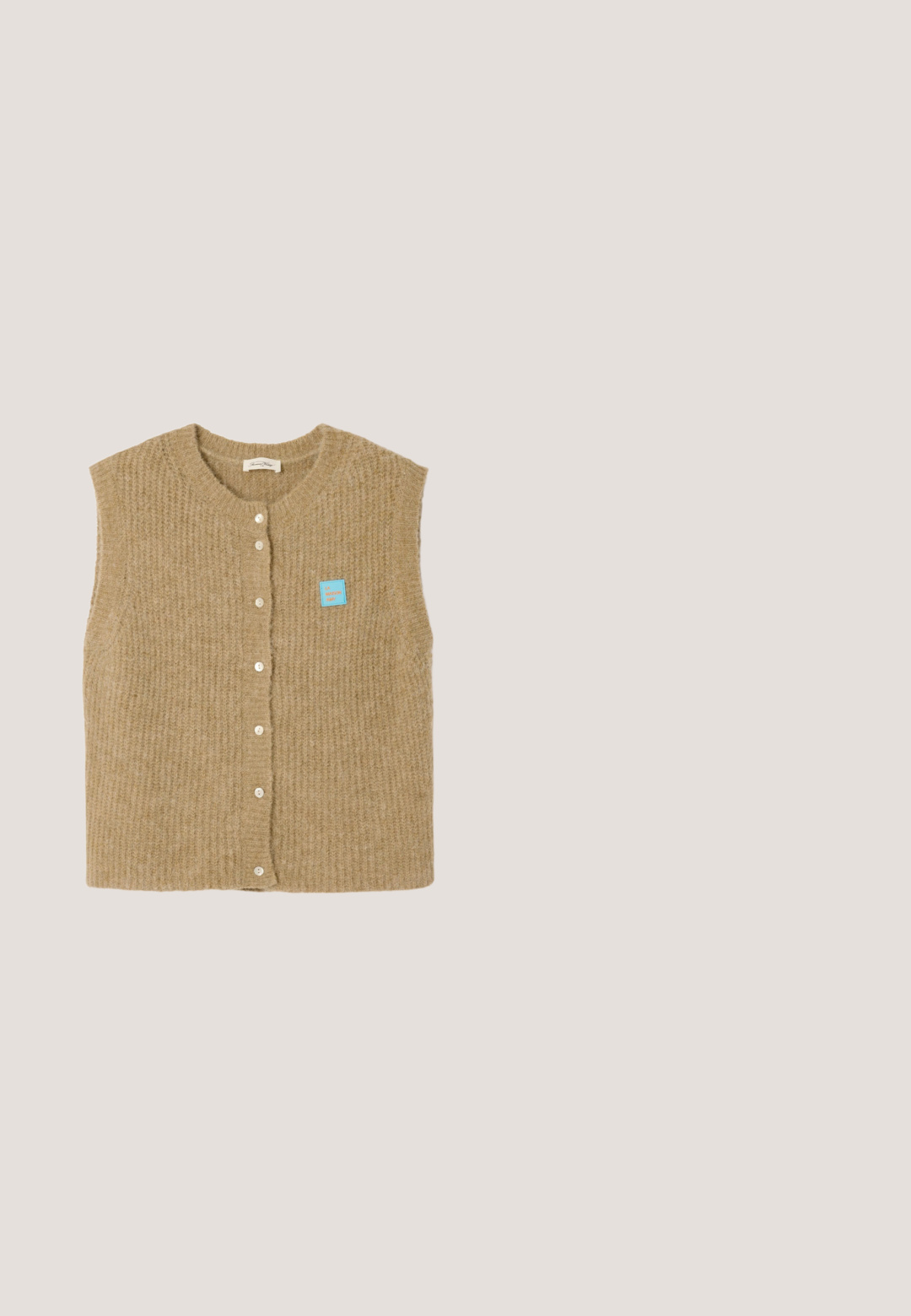 Beige gebreid mouwloos vest met een ronde hals, een gestructureerd oppervlak, zes knopen en een lichtblauwe label aan de linkerkant.; Roomkleurige transparante blouse met lange opgeblazen mouwen en een gestrikte strik bij de kraag, soepel vallende stof en een iets ongelijke zoom.; Bruine, op maat gemaakte broek met rechte pijpen, riemlussen en een vouw in het midden van elk been, plat liggend op een witte achtergrond.; Bruine leren hoge hak schoen met een vierkante neus en een brede band over de voorkant. De hak is blokvormig en stevig.; Gele rechthoekige sjaal met herhalend "MK" logo patroon en afgezoomde randen met hetzelfde logo in witte en gele tinten.; Bruine leren handtas met textuur, gouden hardware, bovenhandgrepen, een afneembare schouderriem en een veilige sluiting aan de voorkant.